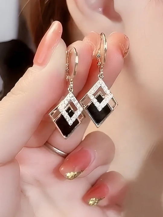 Серьги – яркие и привлекательные
