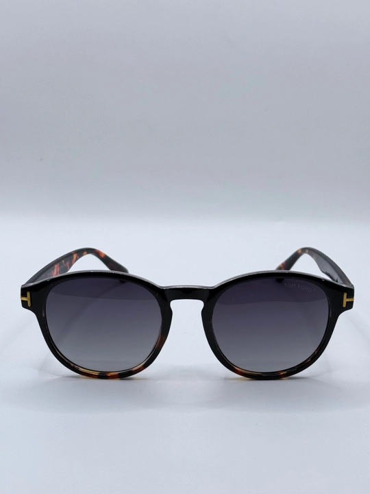 Tom Ford xameleon ko'zoynaklar, kompyuter, polaroid