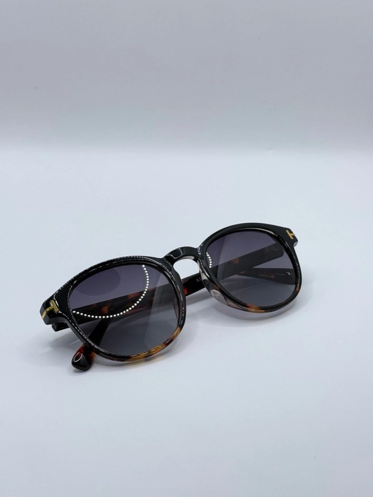Tom Ford xameleon ko'zoynaklar, kompyuter, polaroid