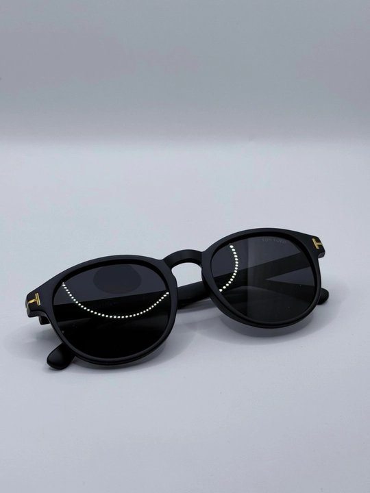 Tom Ford xameleon ko'zoynaklar, kompyuter, polaroid