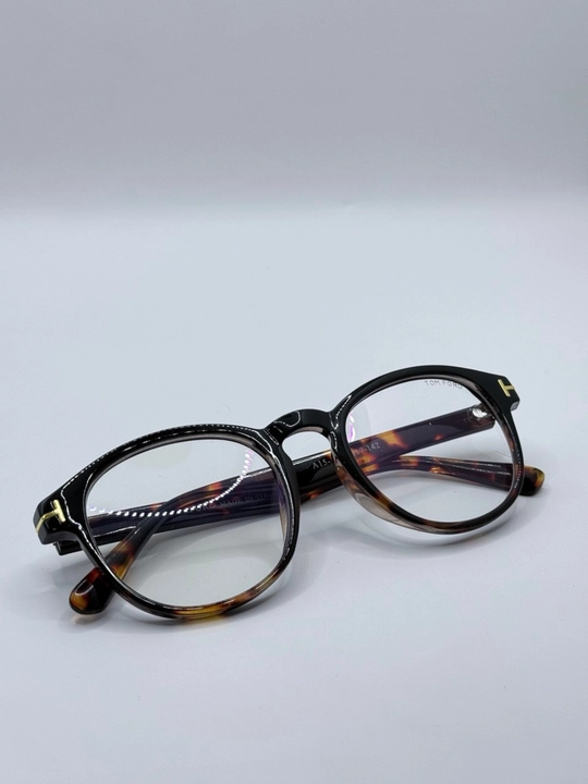 Tom Ford xameleon ko'zoynaklar, kompyuter, polaroid