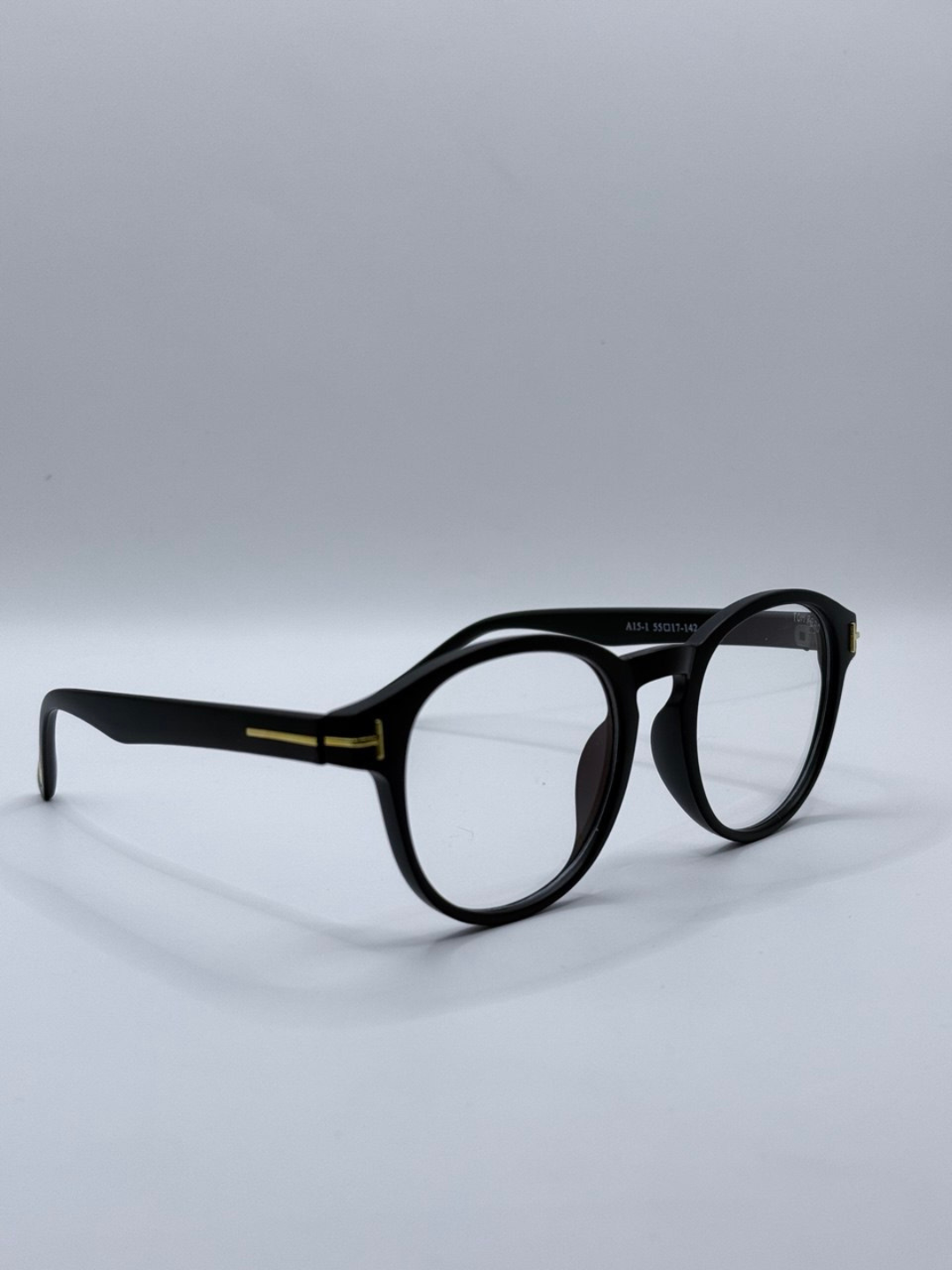 Tom Ford xameleon ko'zoynaklar, kompyuter, polaroid