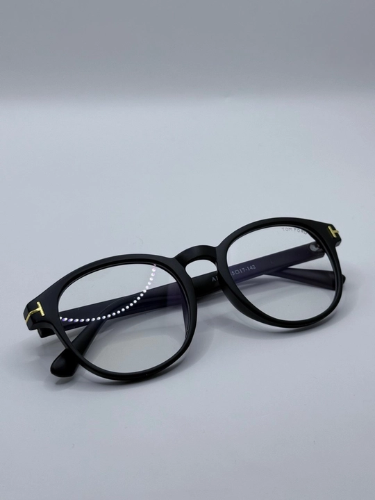 Tom Ford xameleon ko'zoynaklar, kompyuter, polaroid