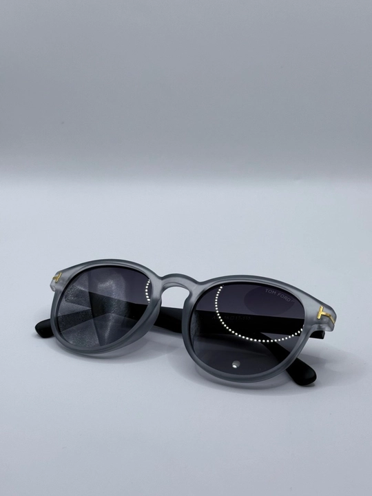 Tom Ford xameleon ko'zoynaklar, kompyuter, polaroid