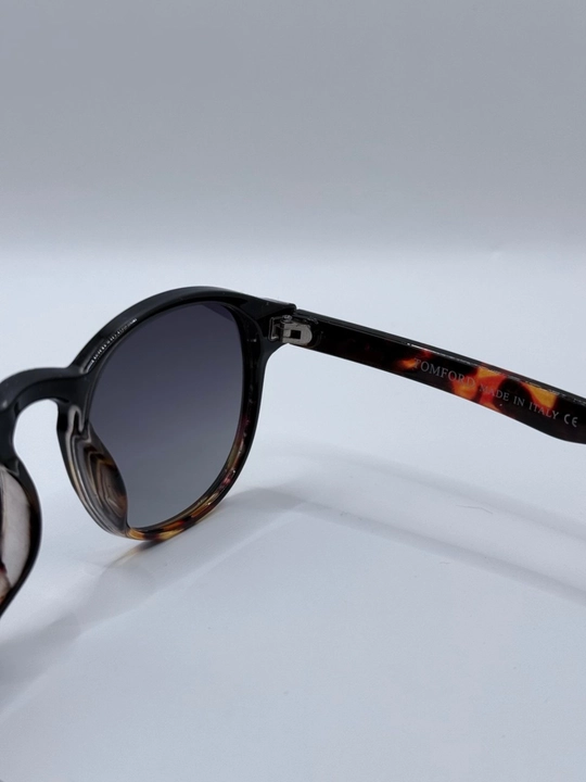 Tom Ford xameleon ko'zoynaklar, kompyuter, polaroid
