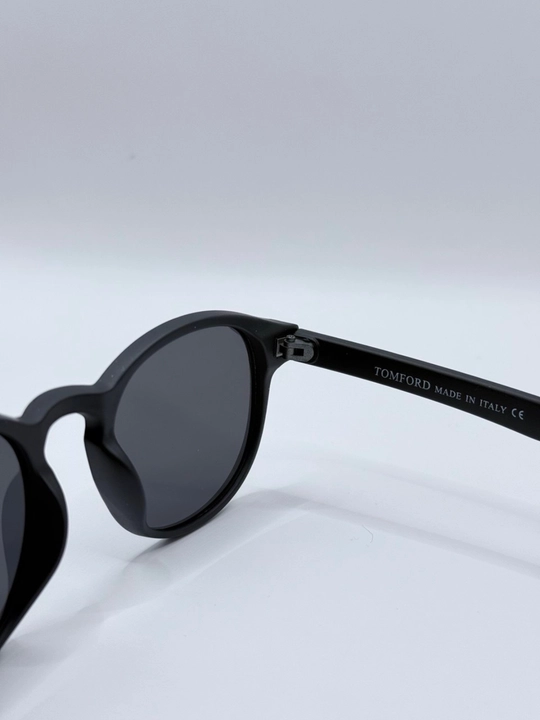 Tom Ford xameleon ko'zoynaklar, kompyuter, polaroid