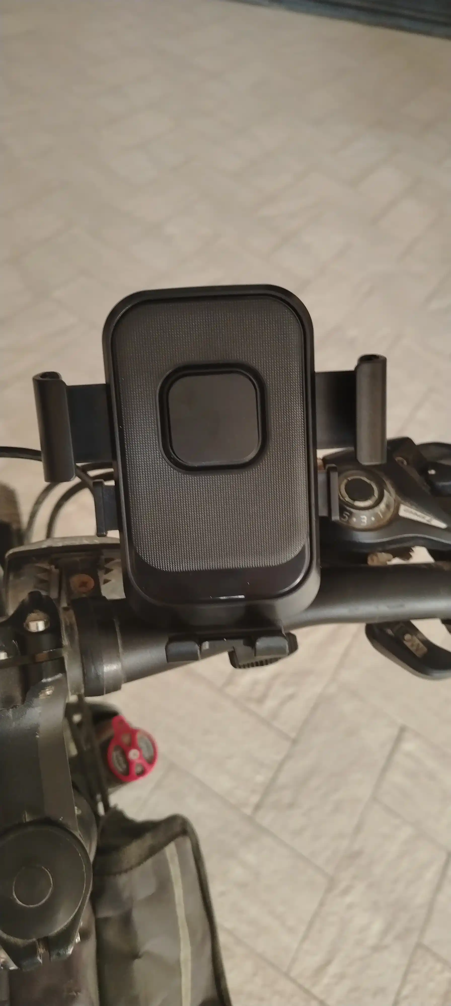 Velosiped va samokat uchun telefon uchun ushlagich, universal va ishonchli