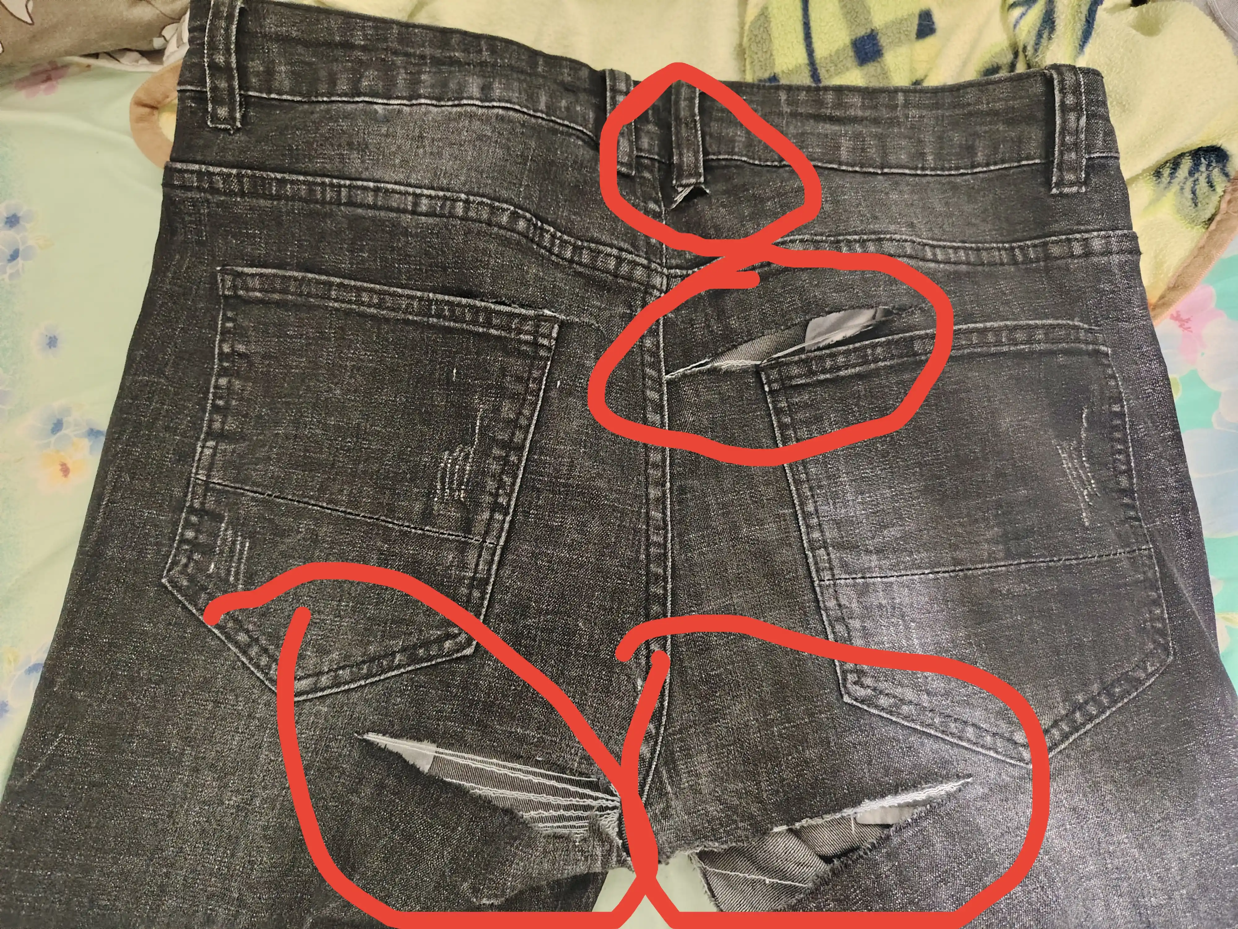 Erkaklar uchun Qora tor jinsi shimlar, yirtilgan tor jinsi shimlar
