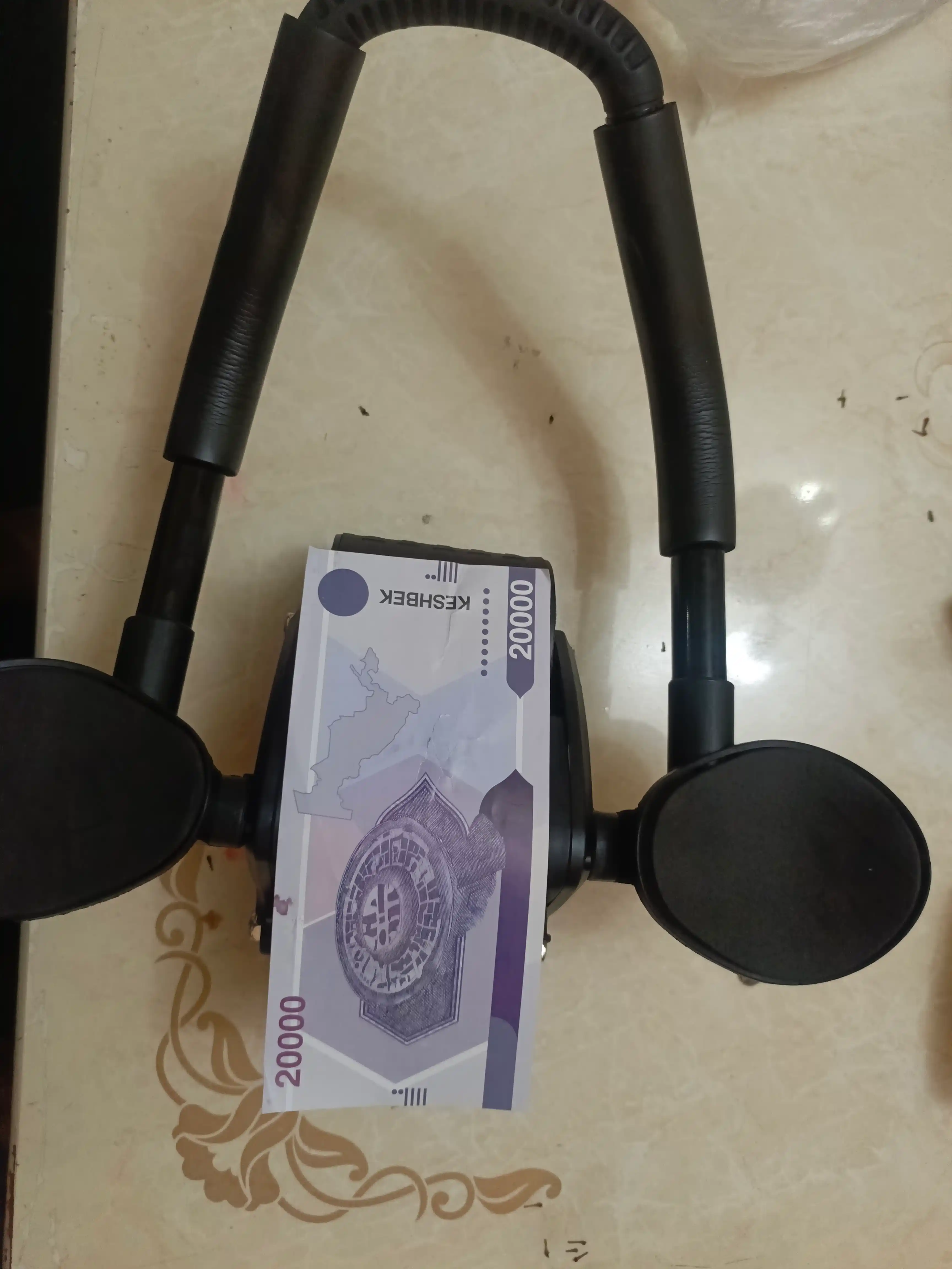 Ролик для пресса с упором для локтей и механизмом автоматического возврата
