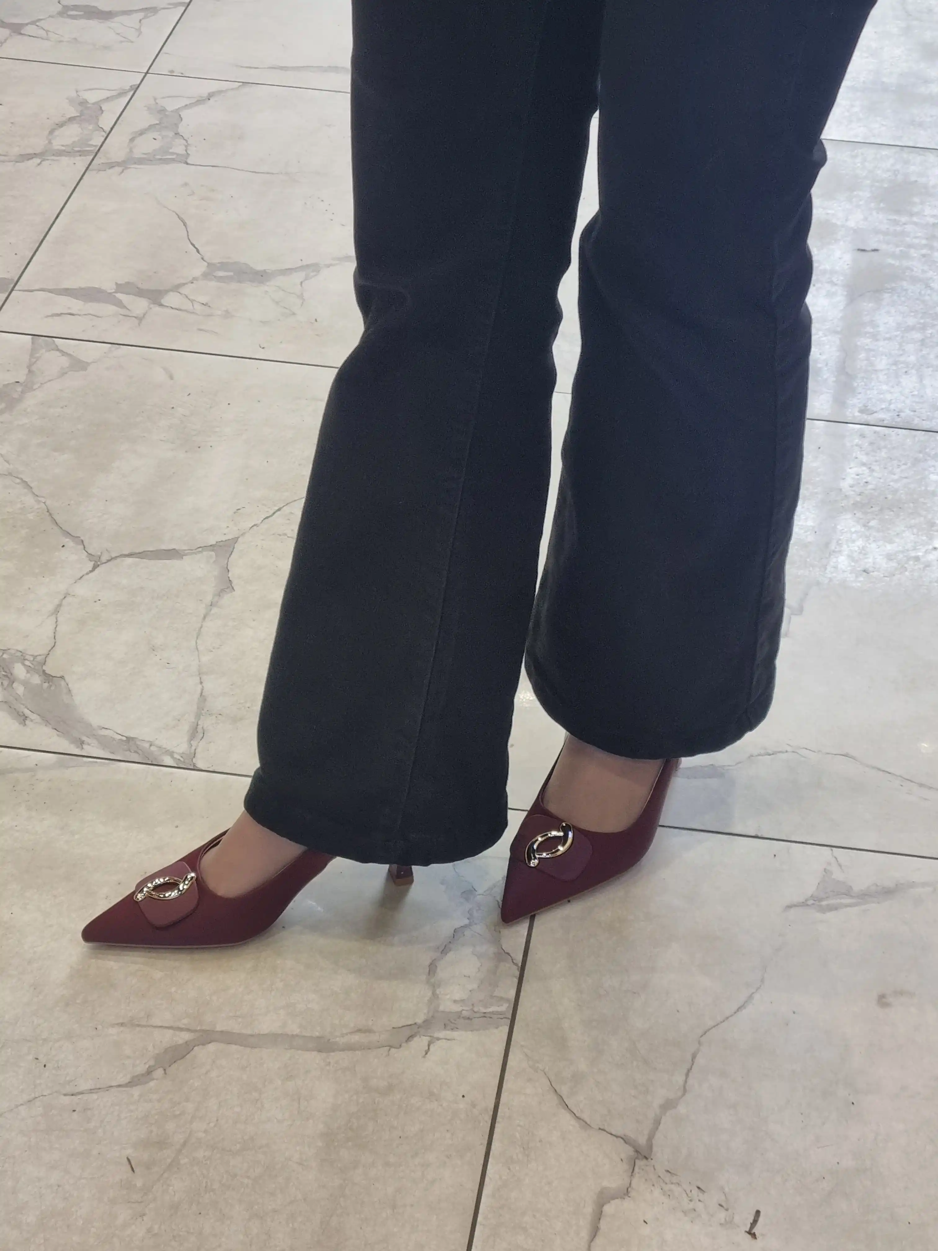 Ayollar uchun elegant slingback tufli, uchli burunli, poshnali, bezakli model
