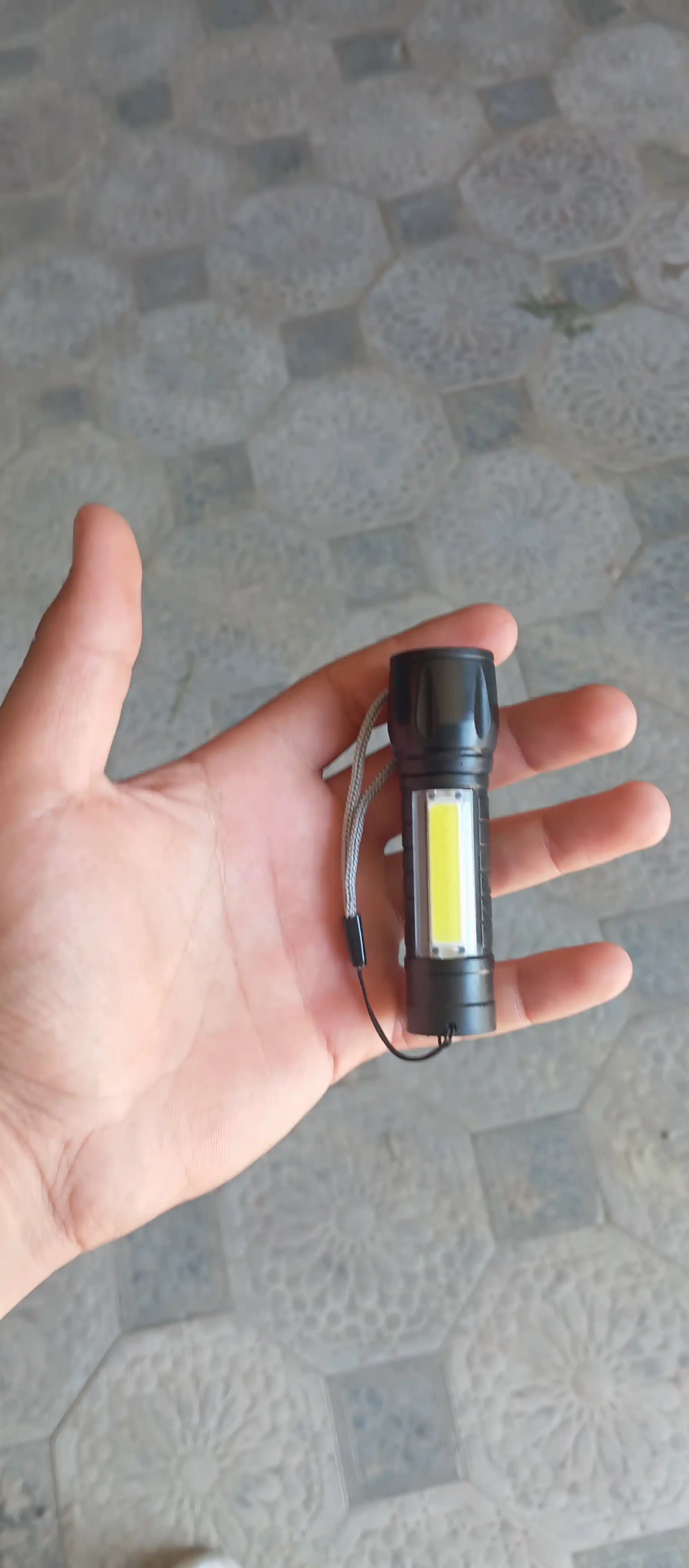 Akkumulyatorli qo‘l yorug‘lik diodli LED chiroq, USB-quvvatlagichning 3 xil yorug‘lik rejimi, g‘ilof shnuri