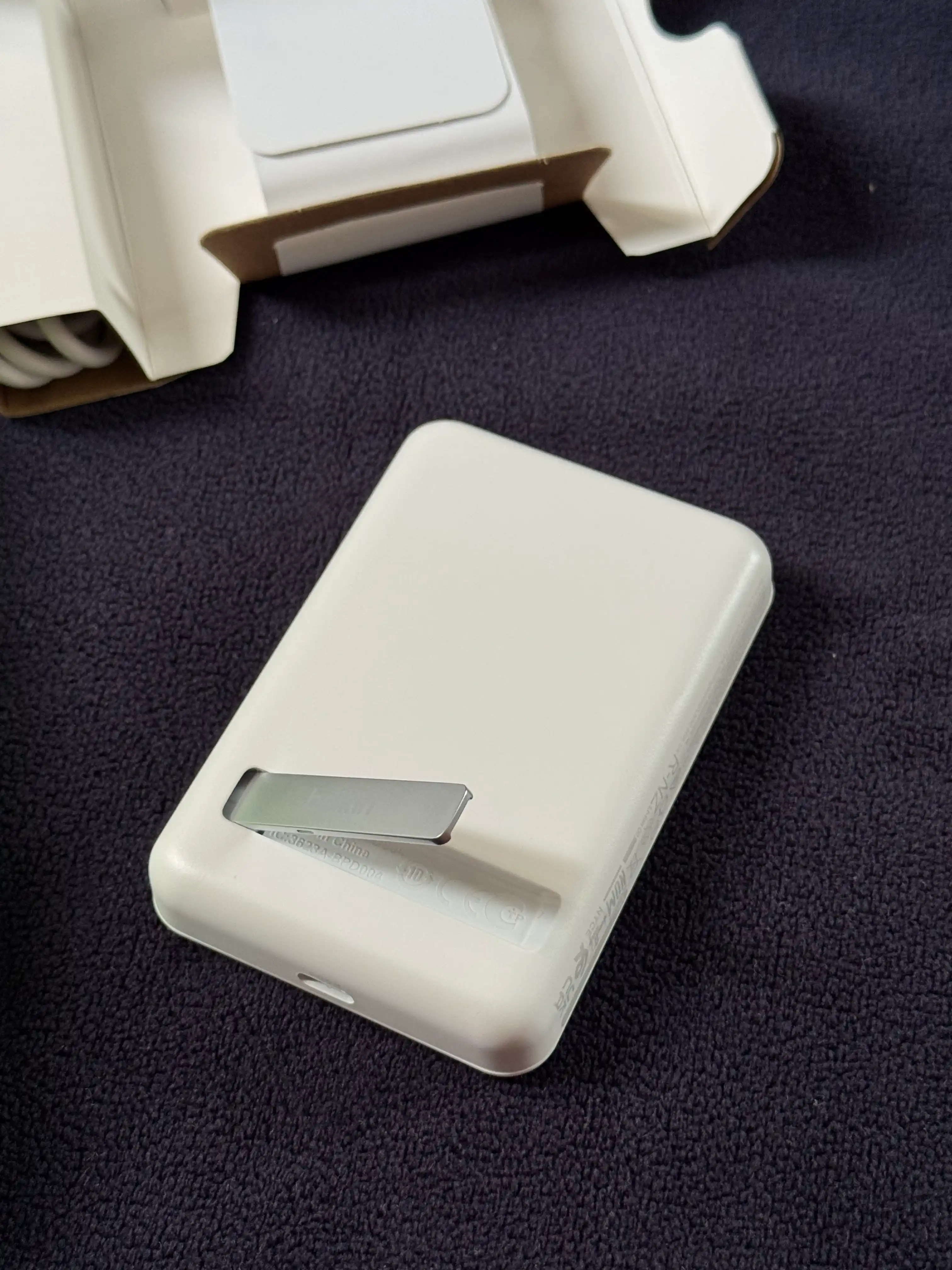 Power bank Belkin 5000 mAh soat sig‘imli, taglik uchun