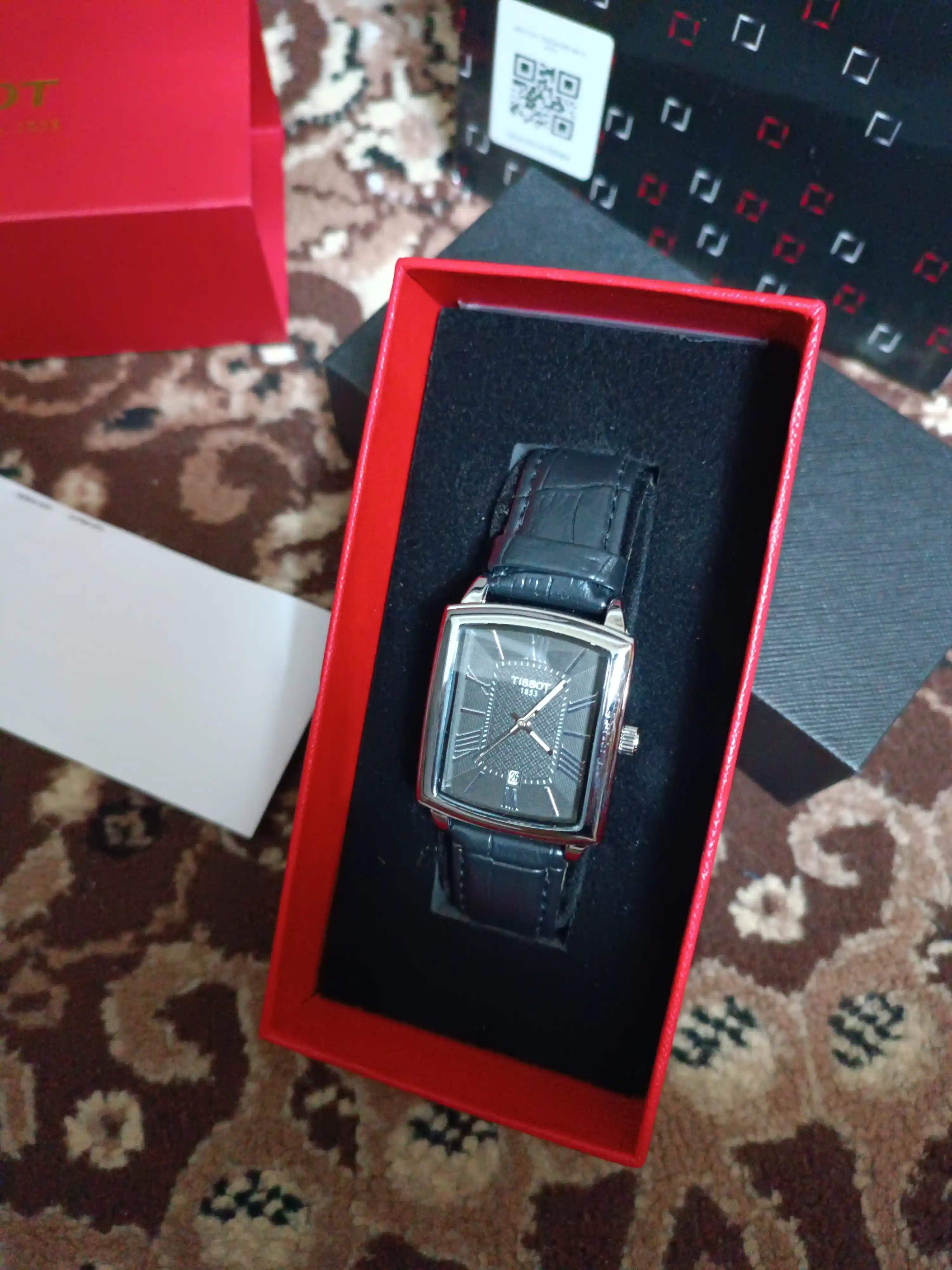 Tissot erkaklar qo‘l soati, klassik dizayn, charm remeshok, sovg'a qutisida va paketi bilan