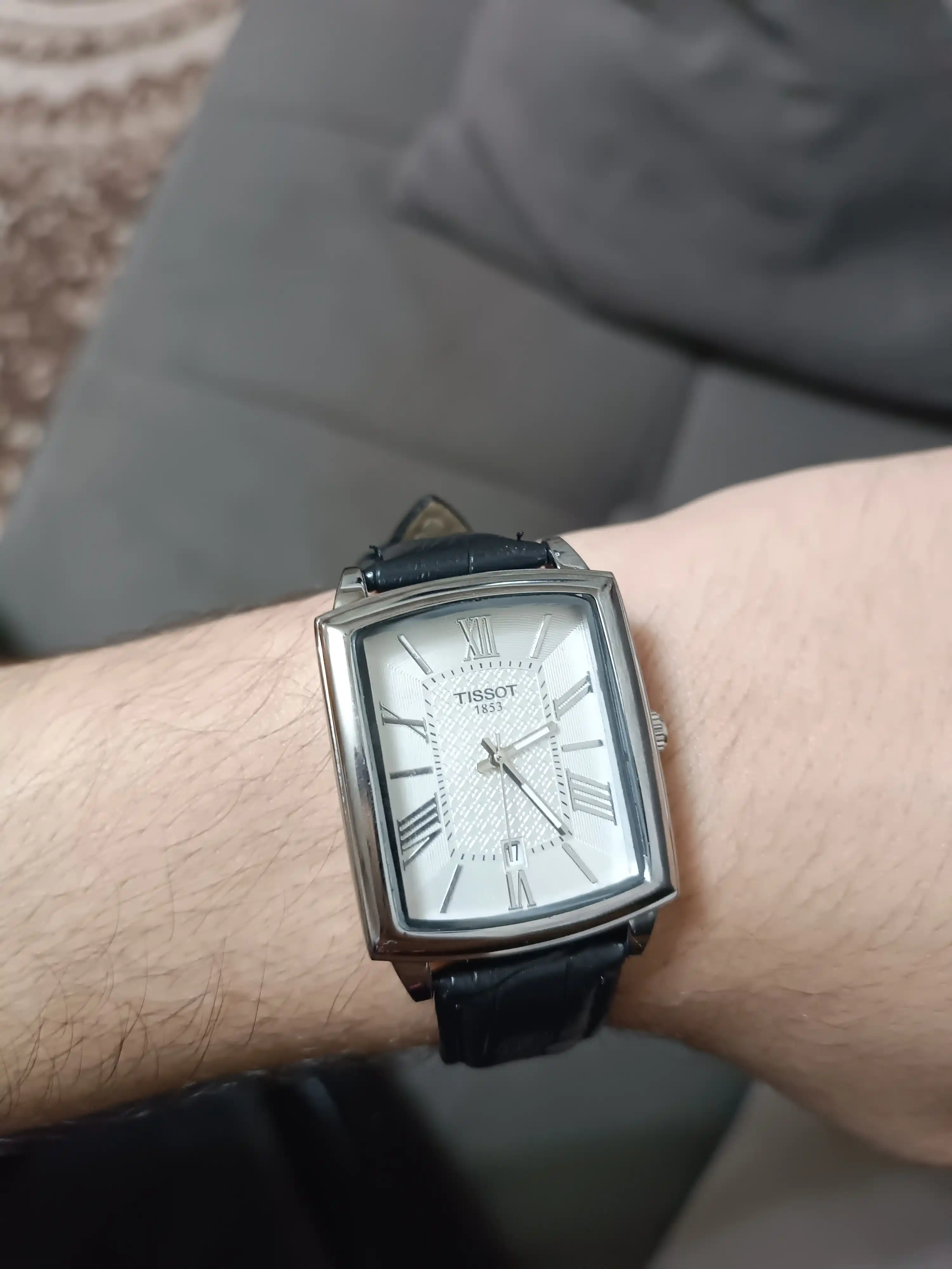 Tissot erkaklar qo‘l soati, klassik dizayn, charm remeshok, sovg'a qutisida va paketi bilan