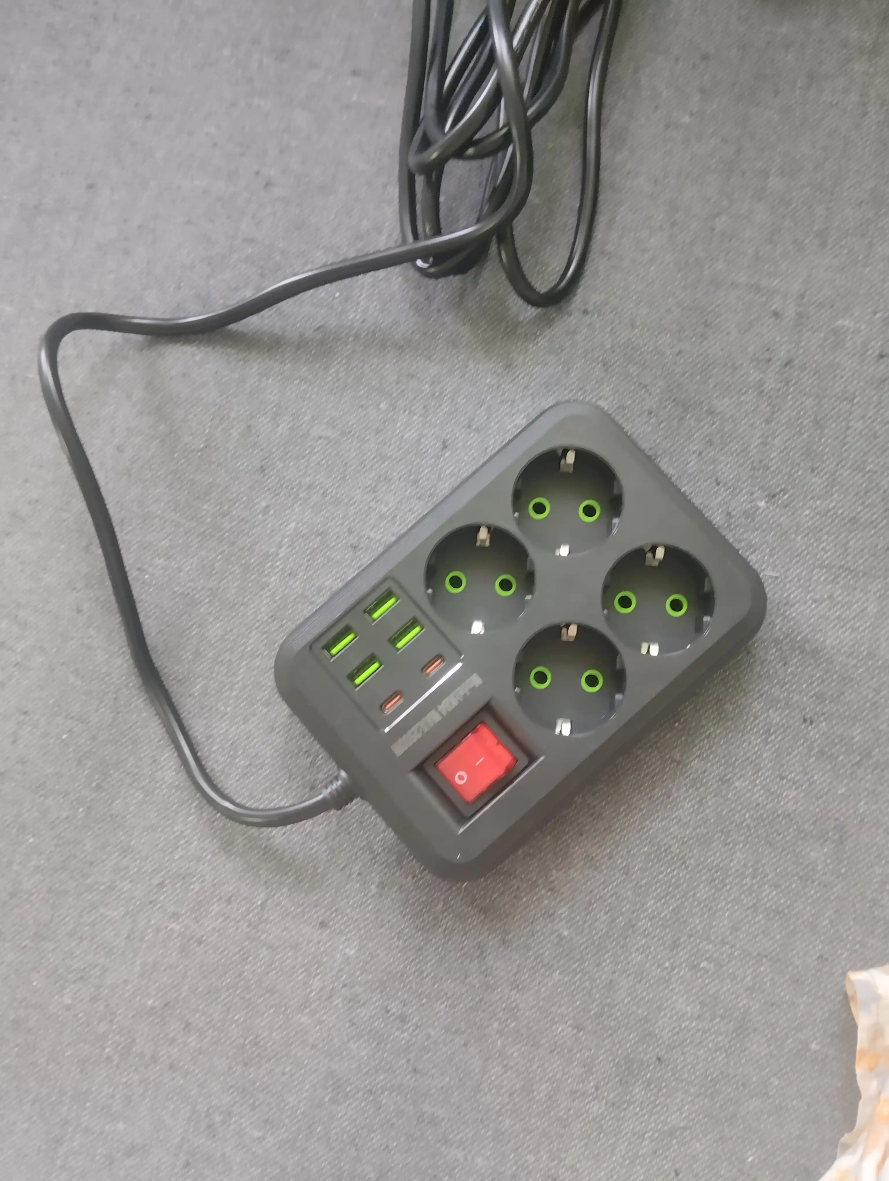 Сетевой фильтр на 6 розеток + 4 USB-порта (Type-C и USB-A) компактный, мощный и безопасный