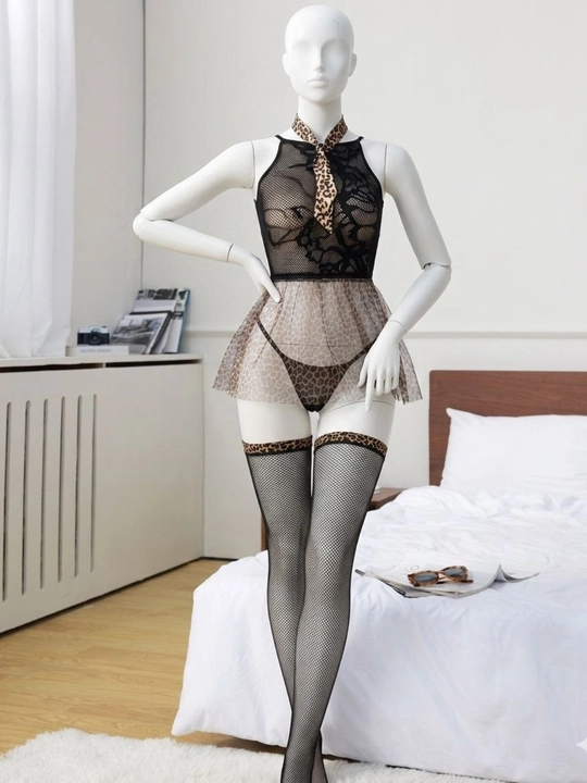 Ayollar uchun to‘r va paypoqlar bilan bezatilgan qizil "baby doll" ichki kiyimi - 