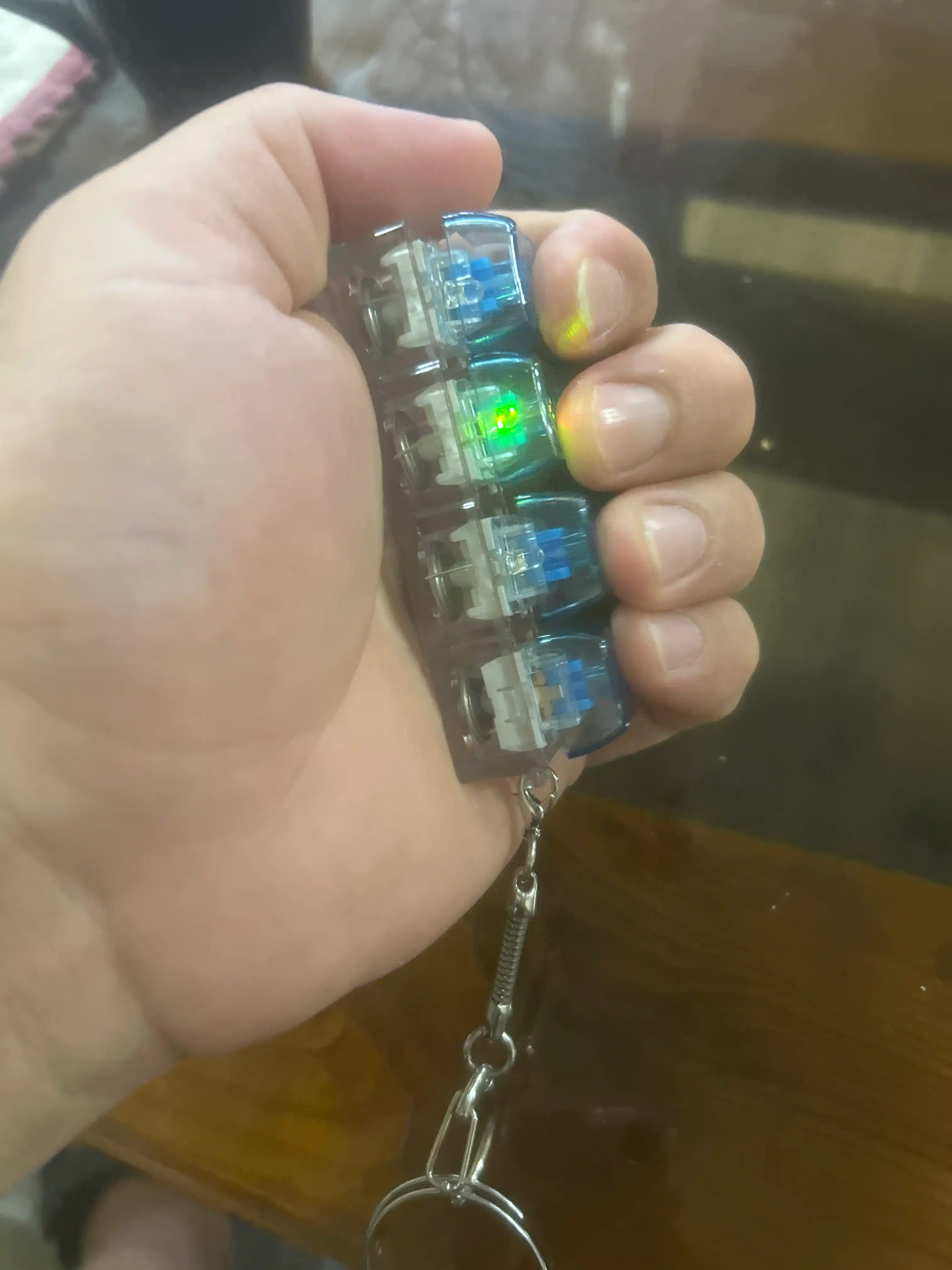 Антистрессовая клавиатура-брелок с RGB-подсветкой — гаджет, помогающий сосредоточиться