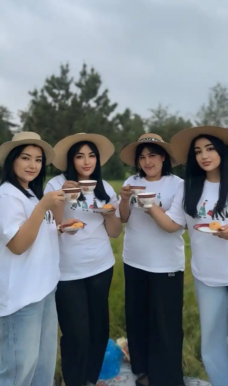 Ayollar futbolkasi