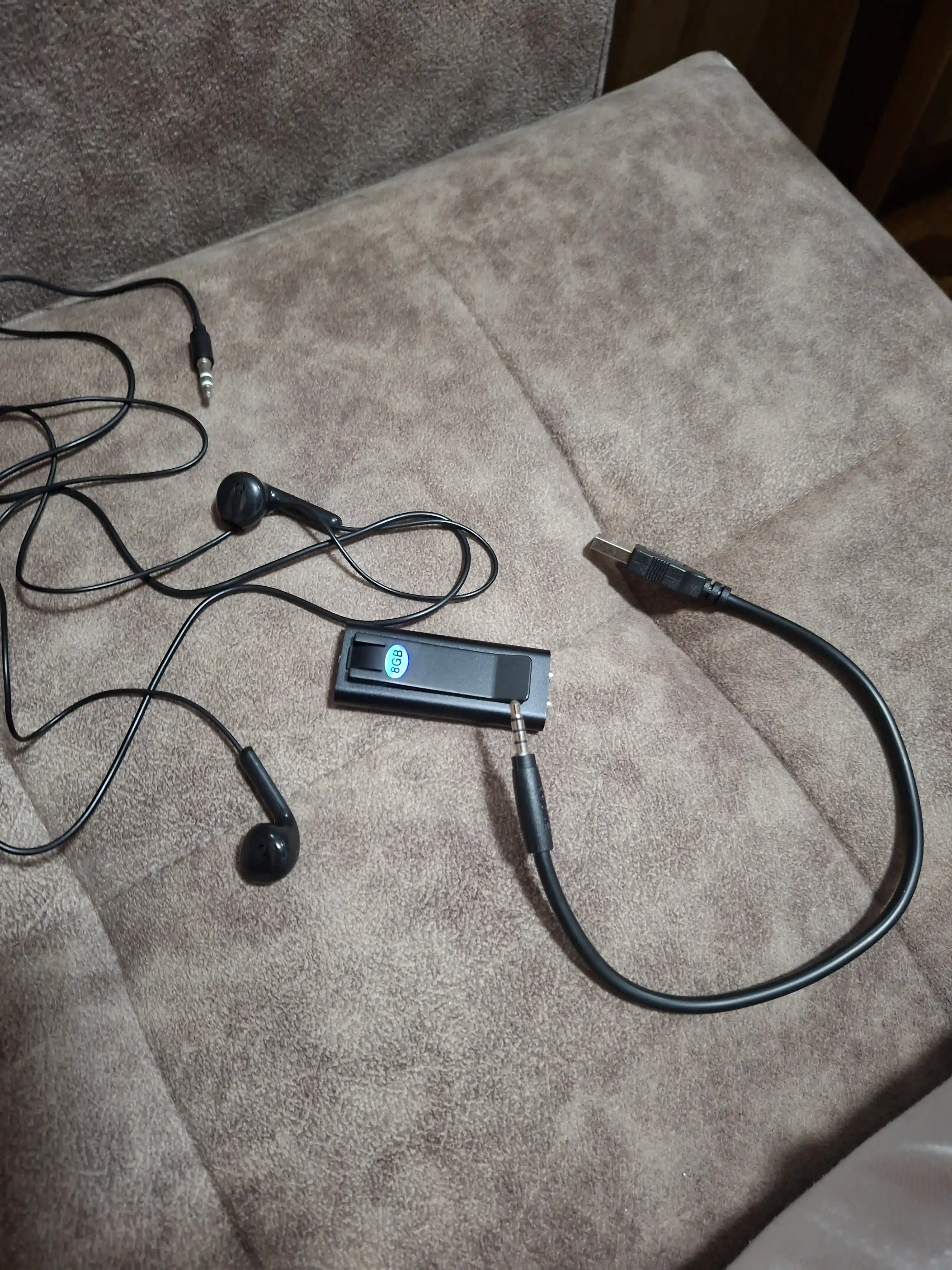 Mini diktofon, 2 kundan kop to'xtovsiz ovoz yozadi, 8 gb + zaryadlash qurilmasi