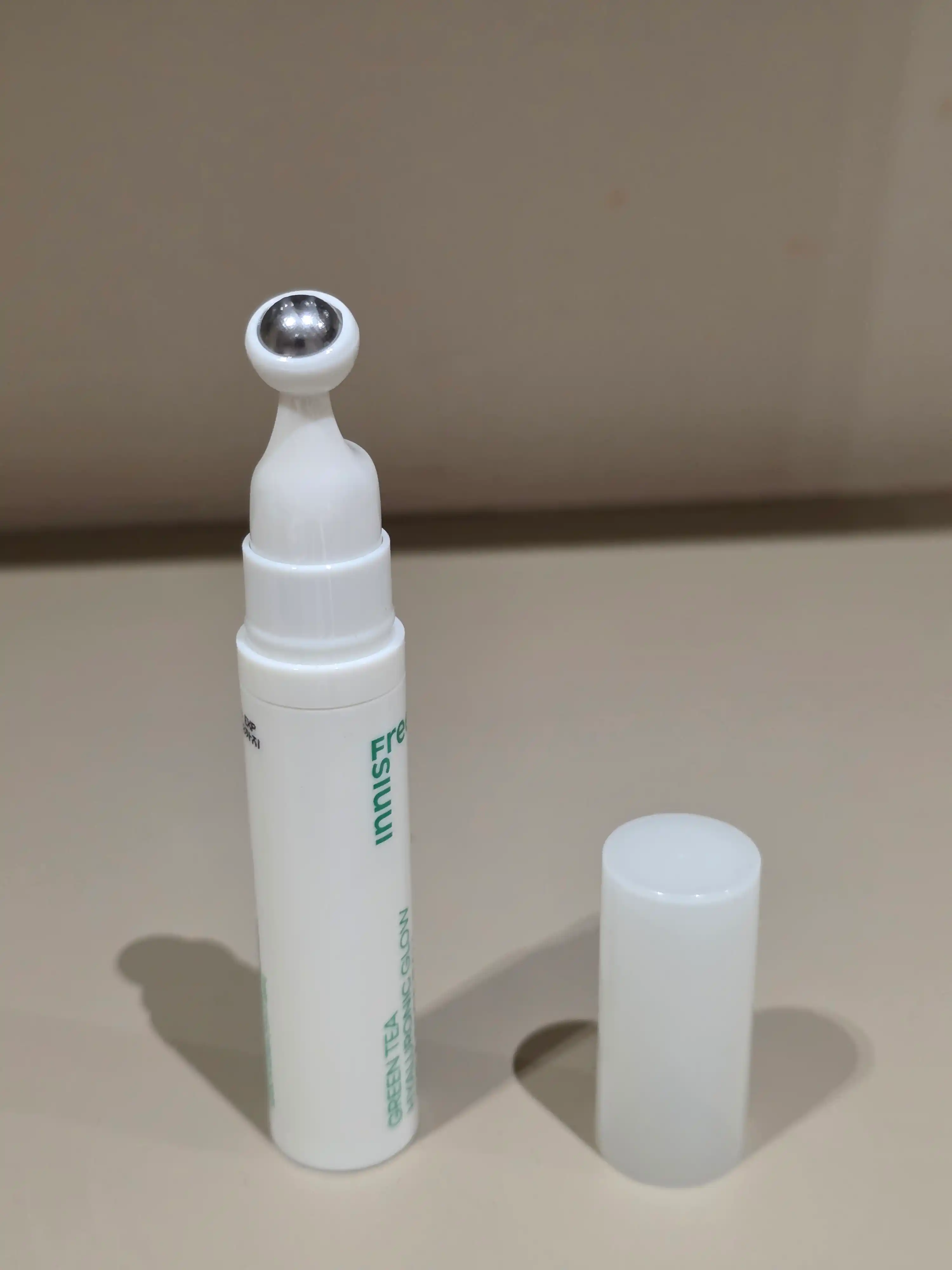 Namlovchi serum-roller Innisfree Green Tea Hyaluronic ko‘z atrofi va yuz uchun, 10 ml