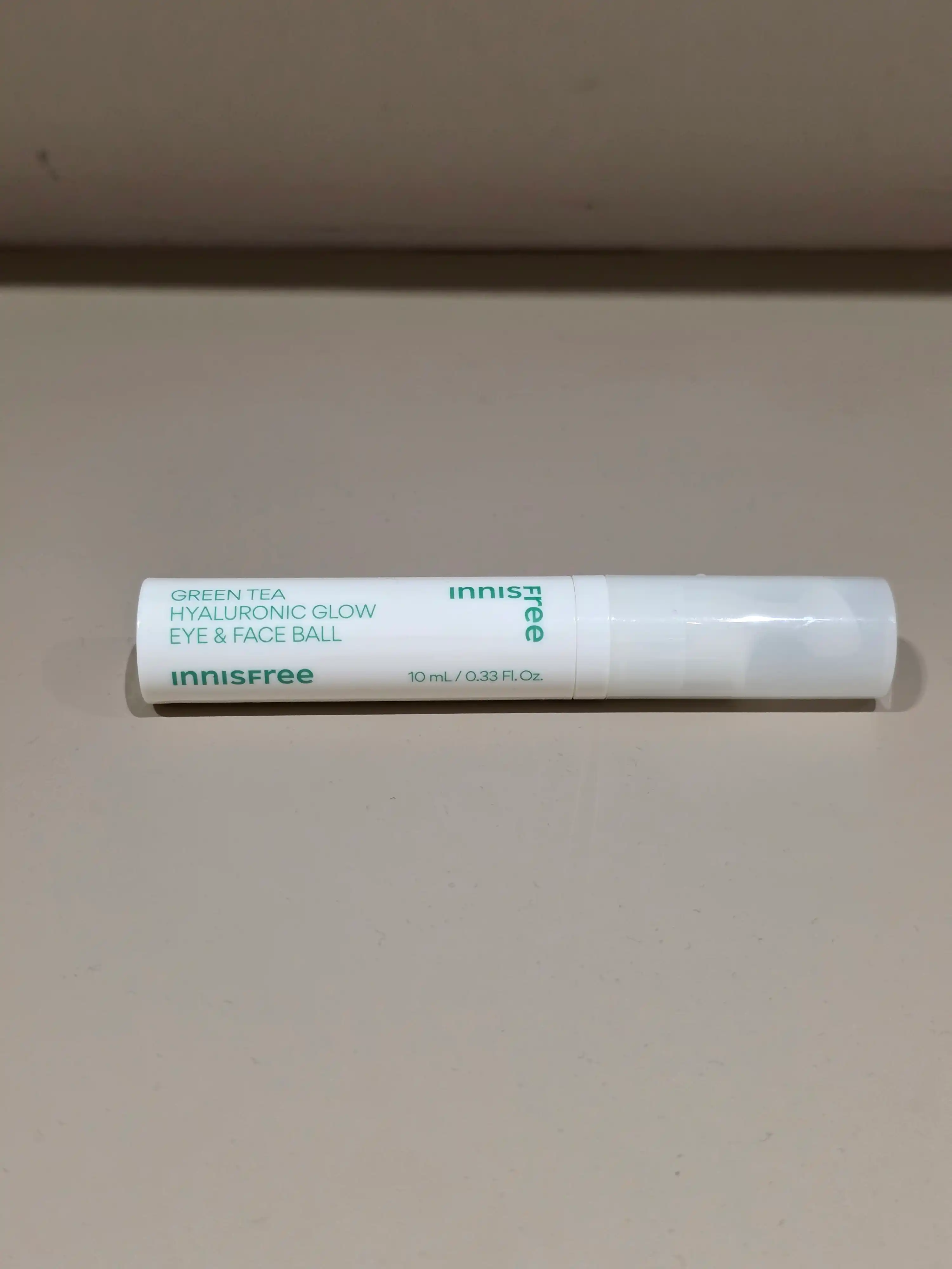 Namlovchi serum-roller Innisfree Green Tea Hyaluronic ko‘z atrofi va yuz uchun, 10 ml