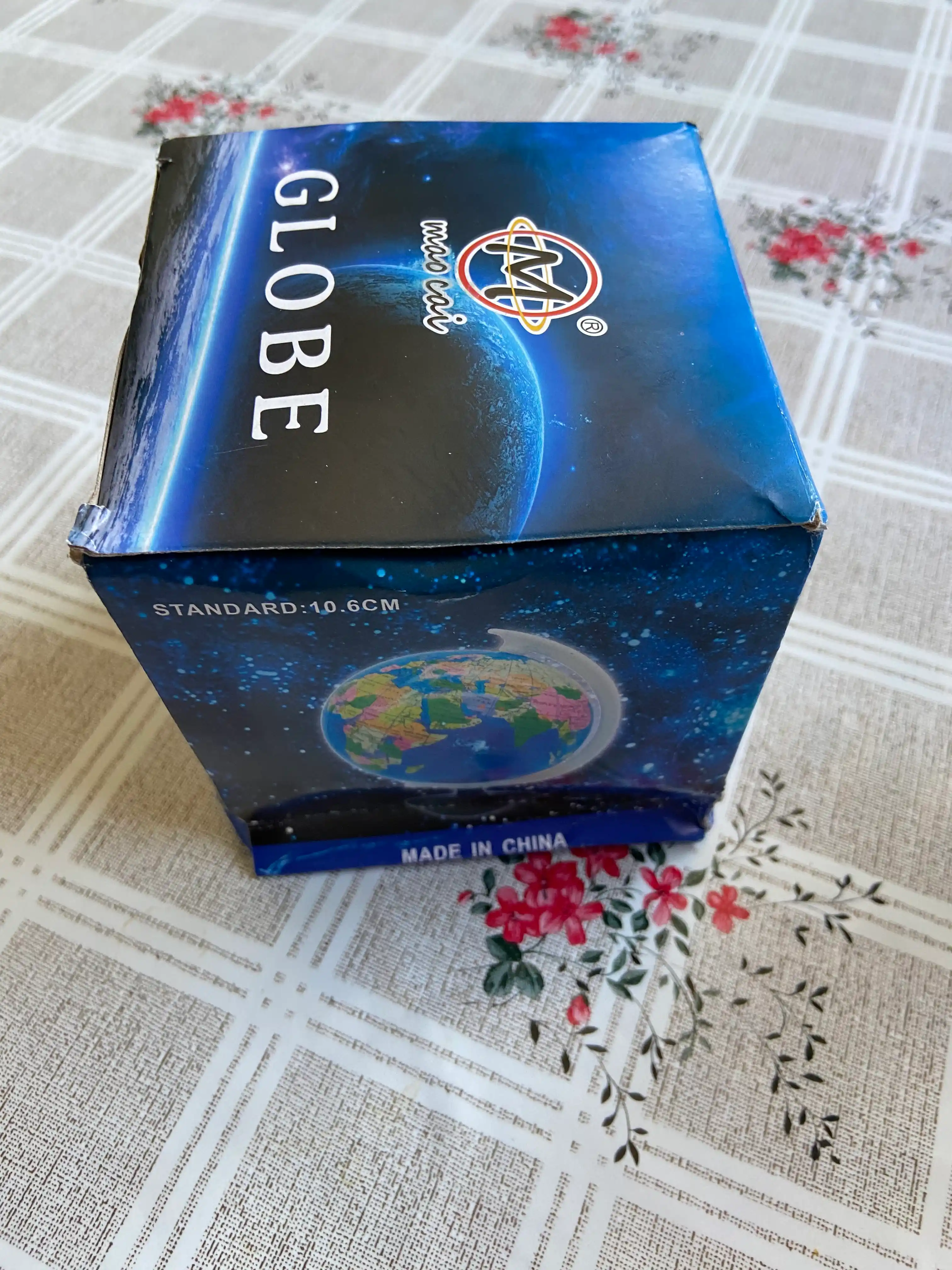 Jismoniy va siyosiy globus Globe, dumaloq ushagichda