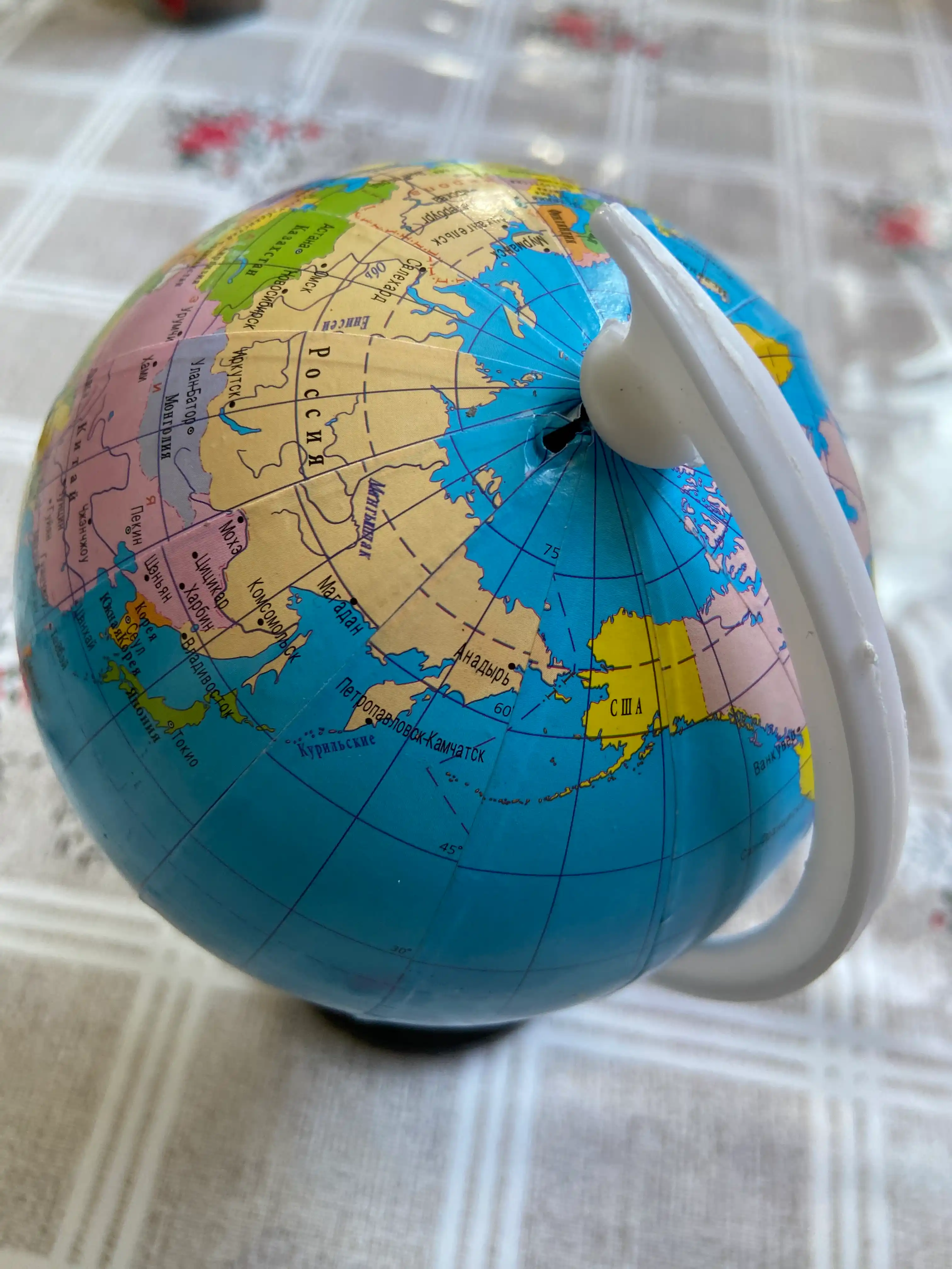 Jismoniy va siyosiy globus Globe, dumaloq ushagichda