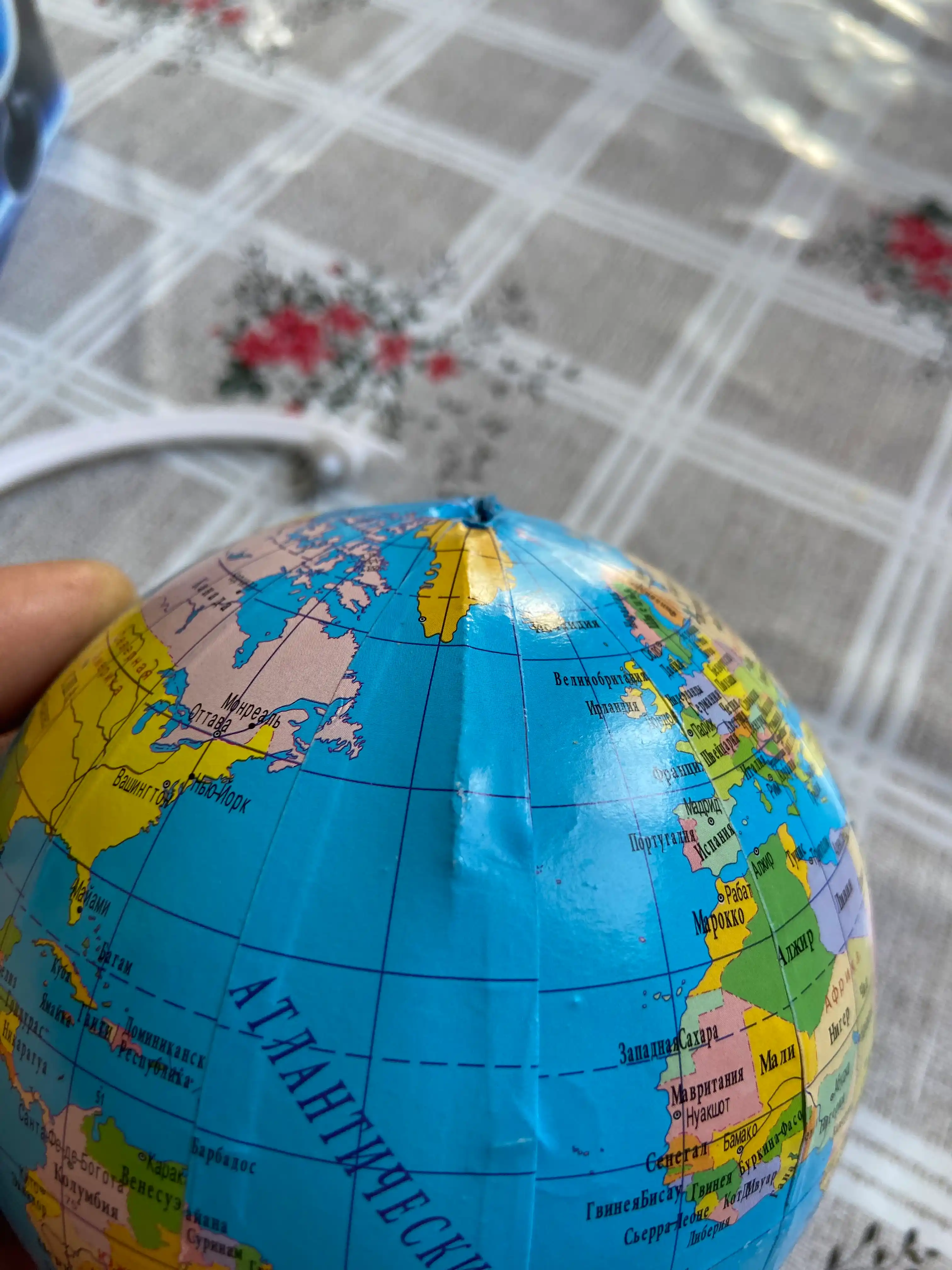 Jismoniy va siyosiy globus Globe, dumaloq ushagichda