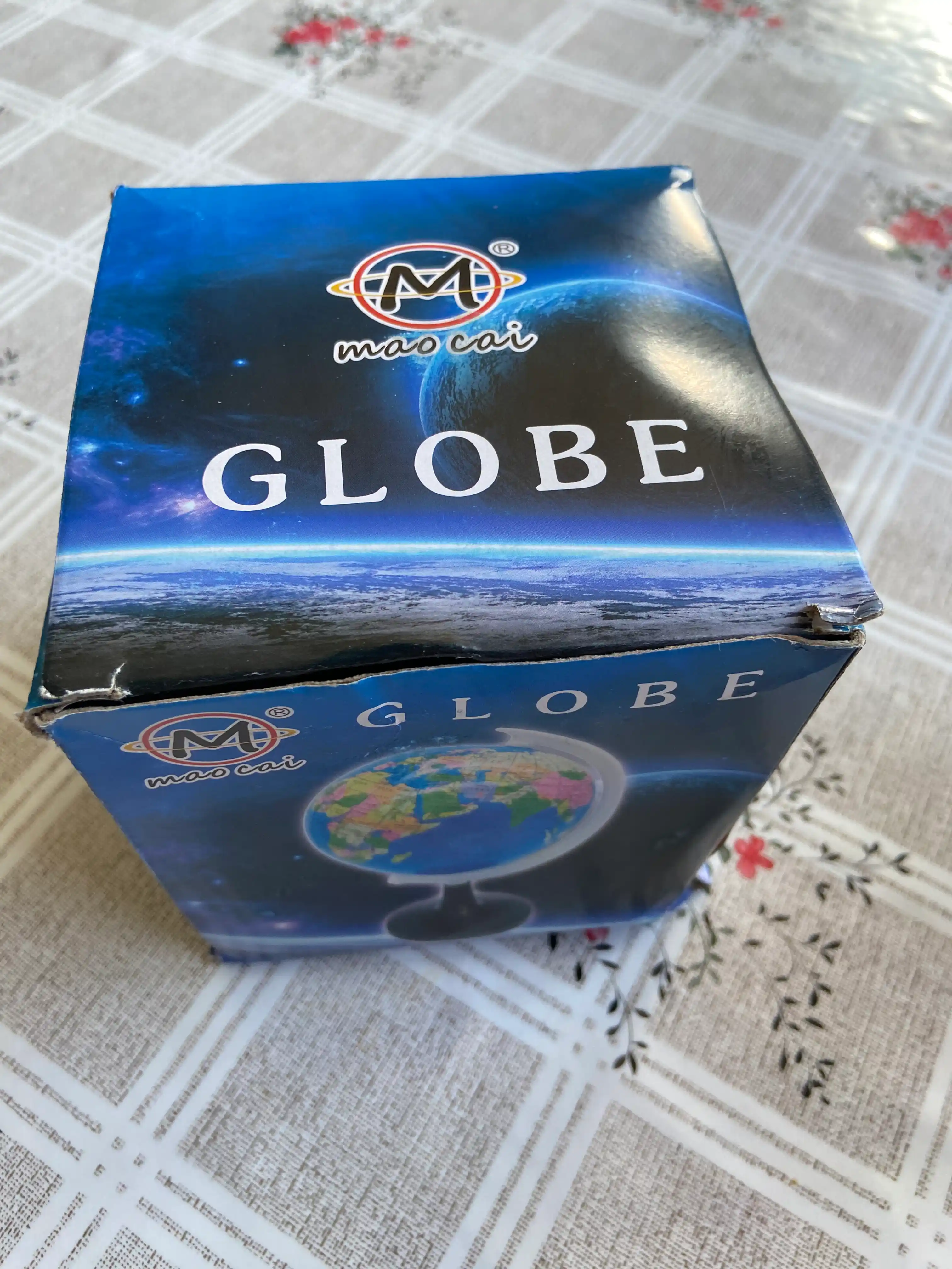 Jismoniy va siyosiy globus Globe, dumaloq ushagichda