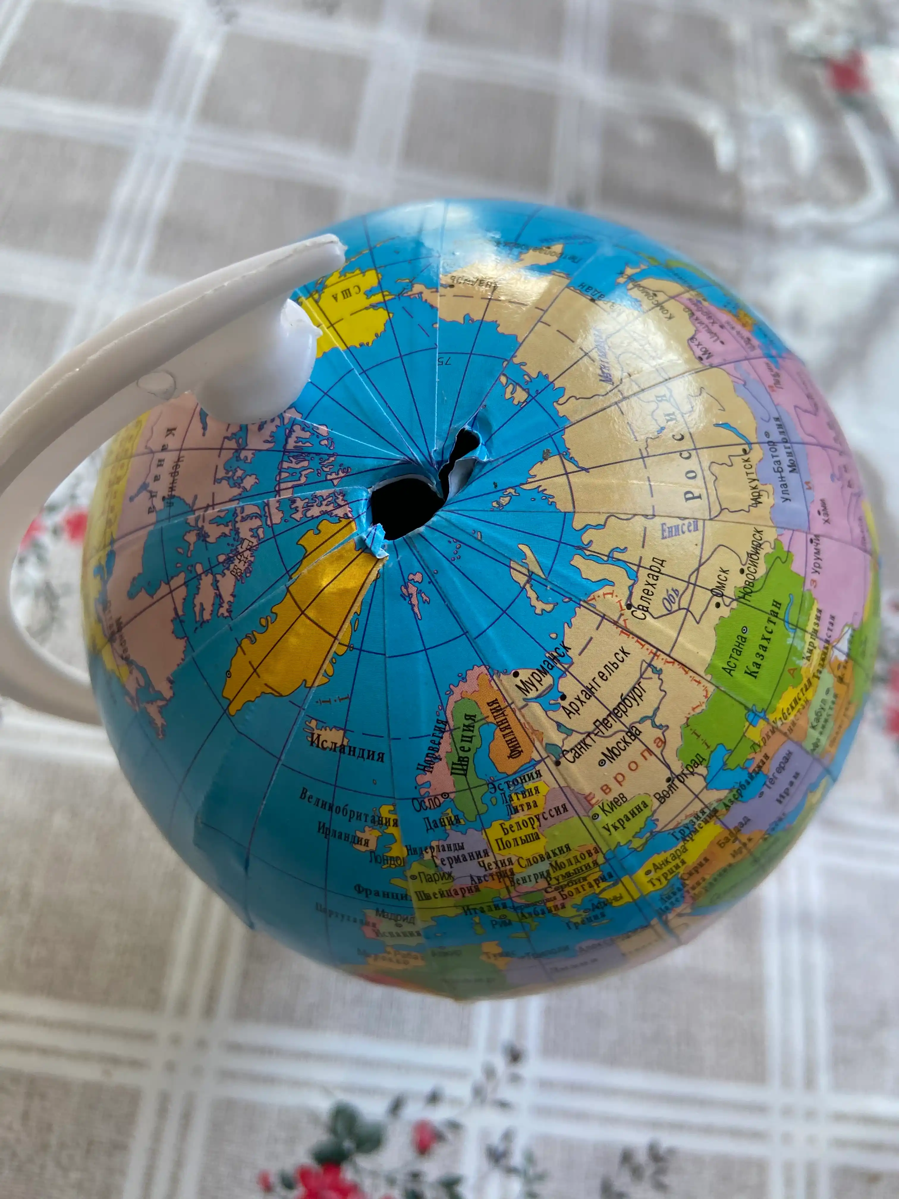 Jismoniy va siyosiy globus Globe, dumaloq ushagichda