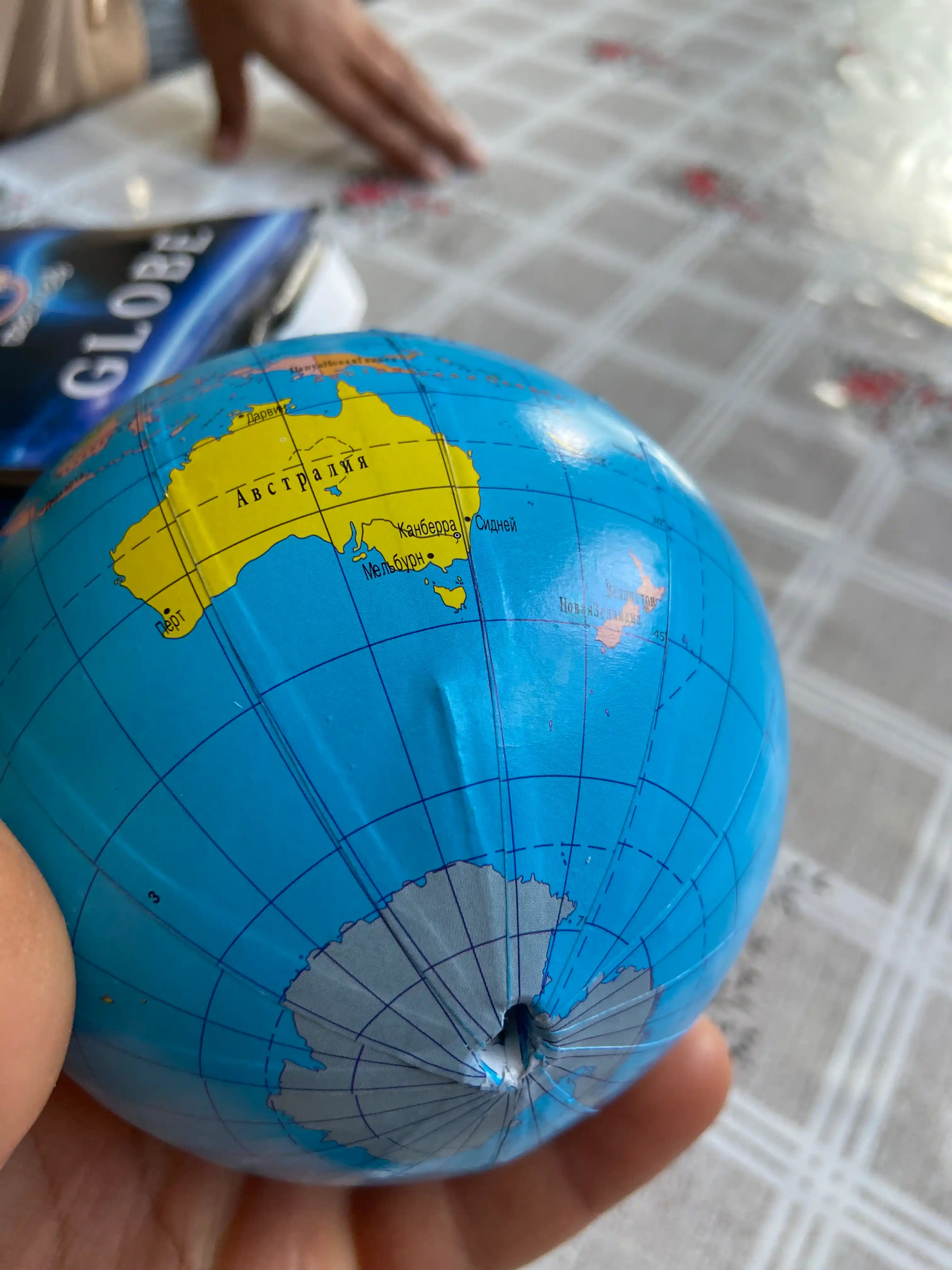 Jismoniy va siyosiy globus Globe, dumaloq ushagichda