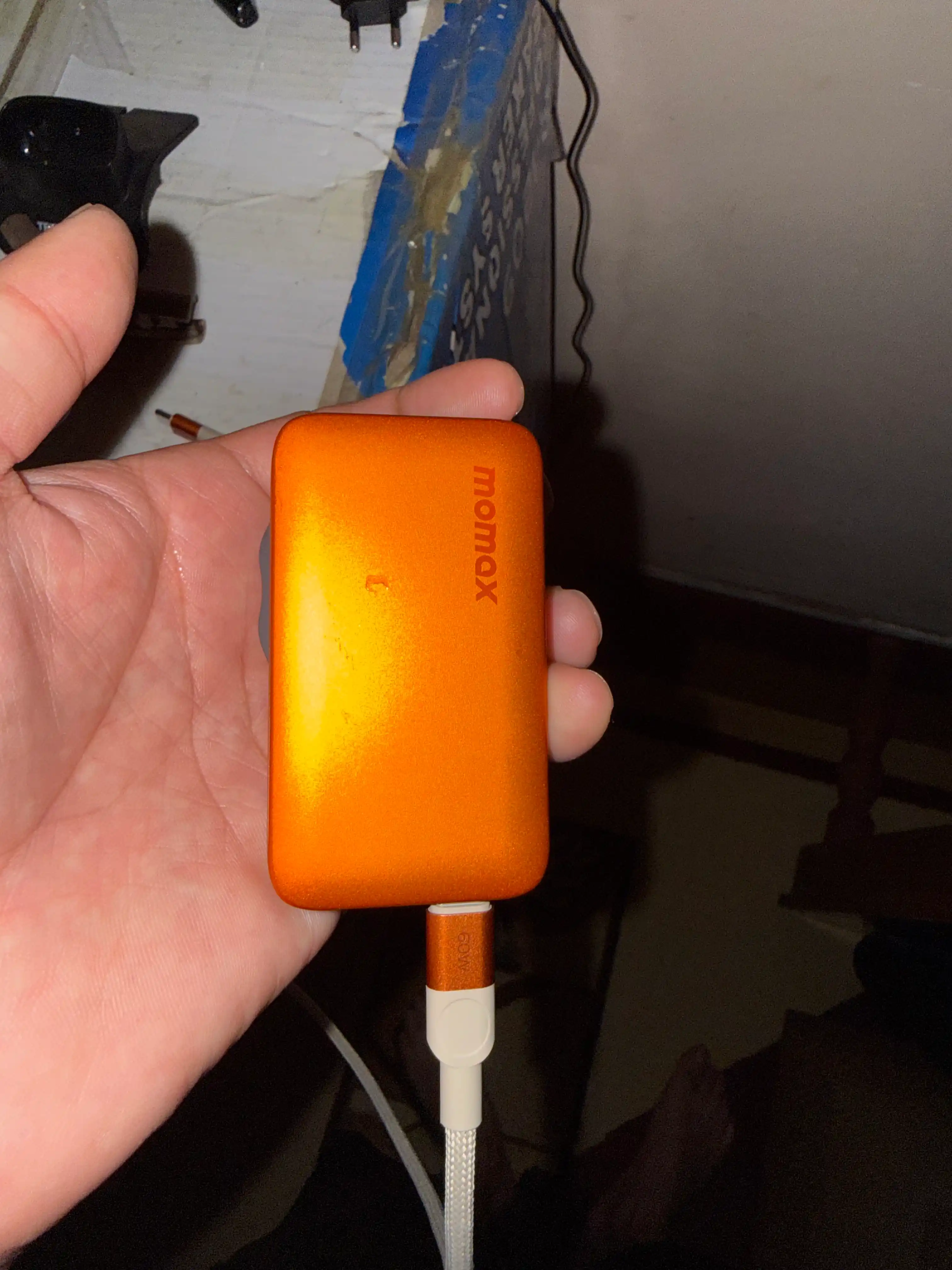 Momax. 60W types universal adapter, iPhone va Android modellari uchun
