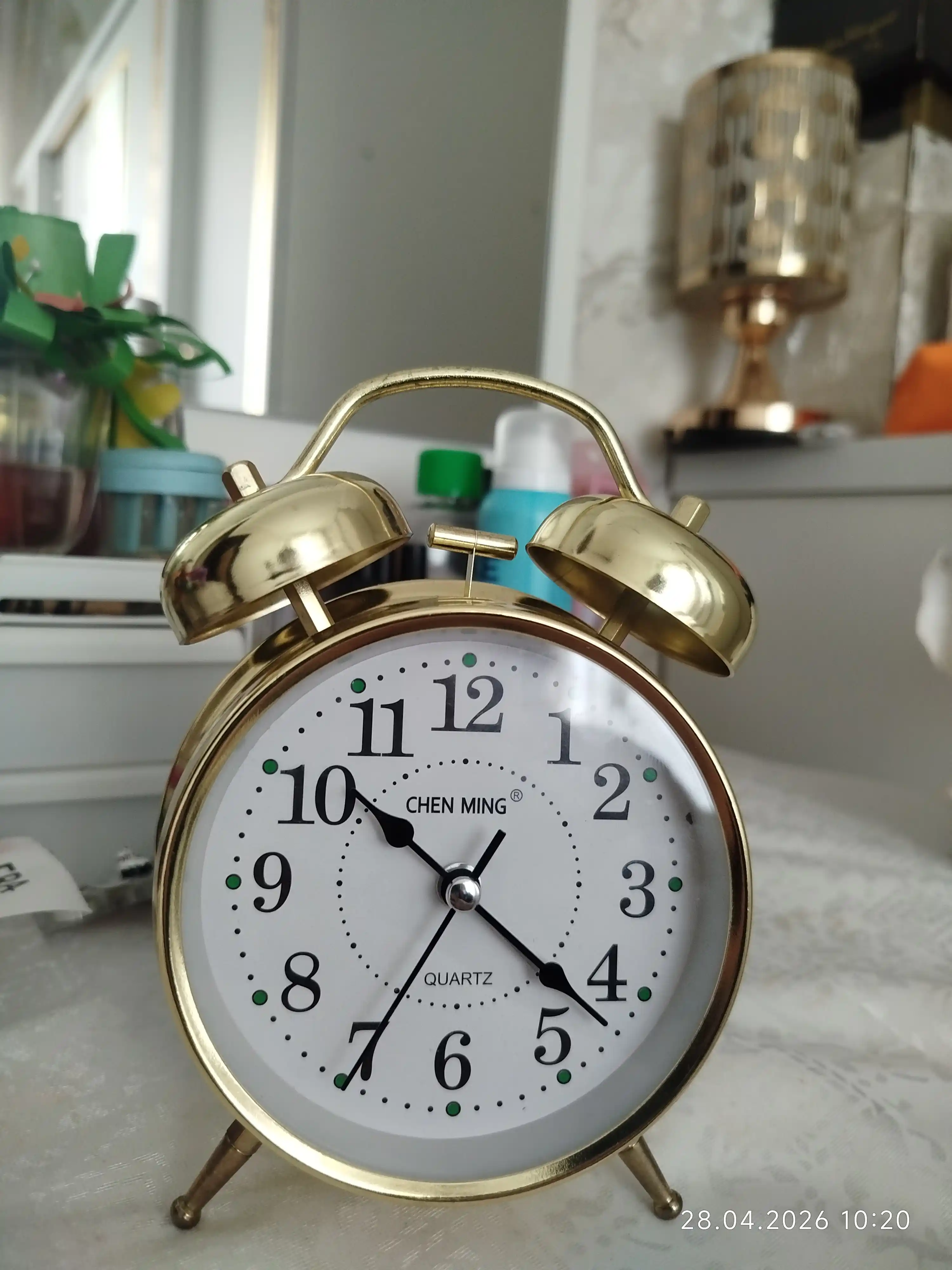 Budilnik, stol soati, yorug‘lik bilan