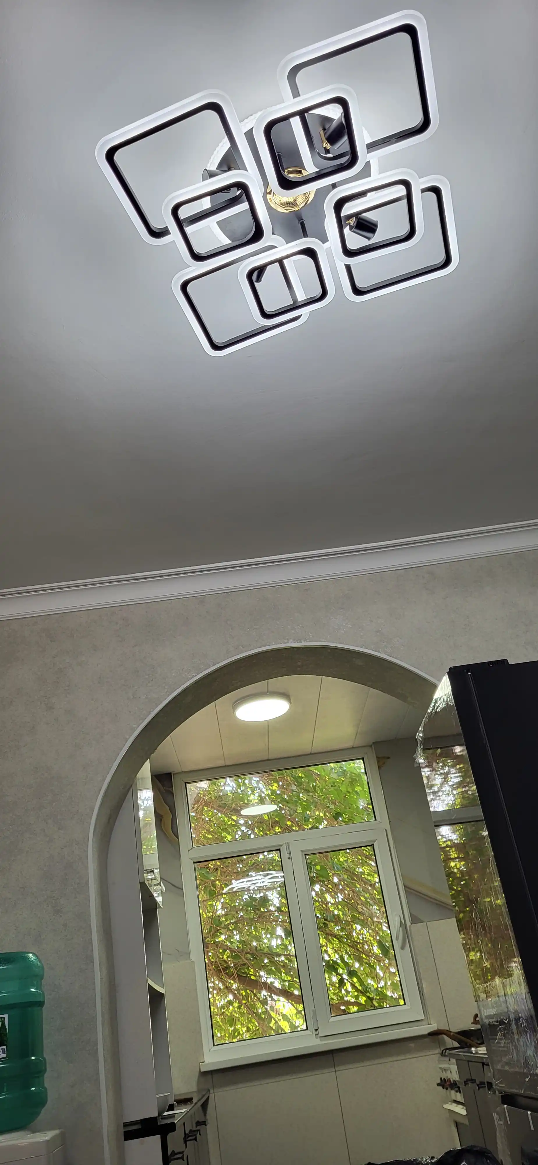 Zamonaviy shift LED lyustra, 4 ta patron, 5 ta yoritish rejimi, 25 m² gacha yoritish