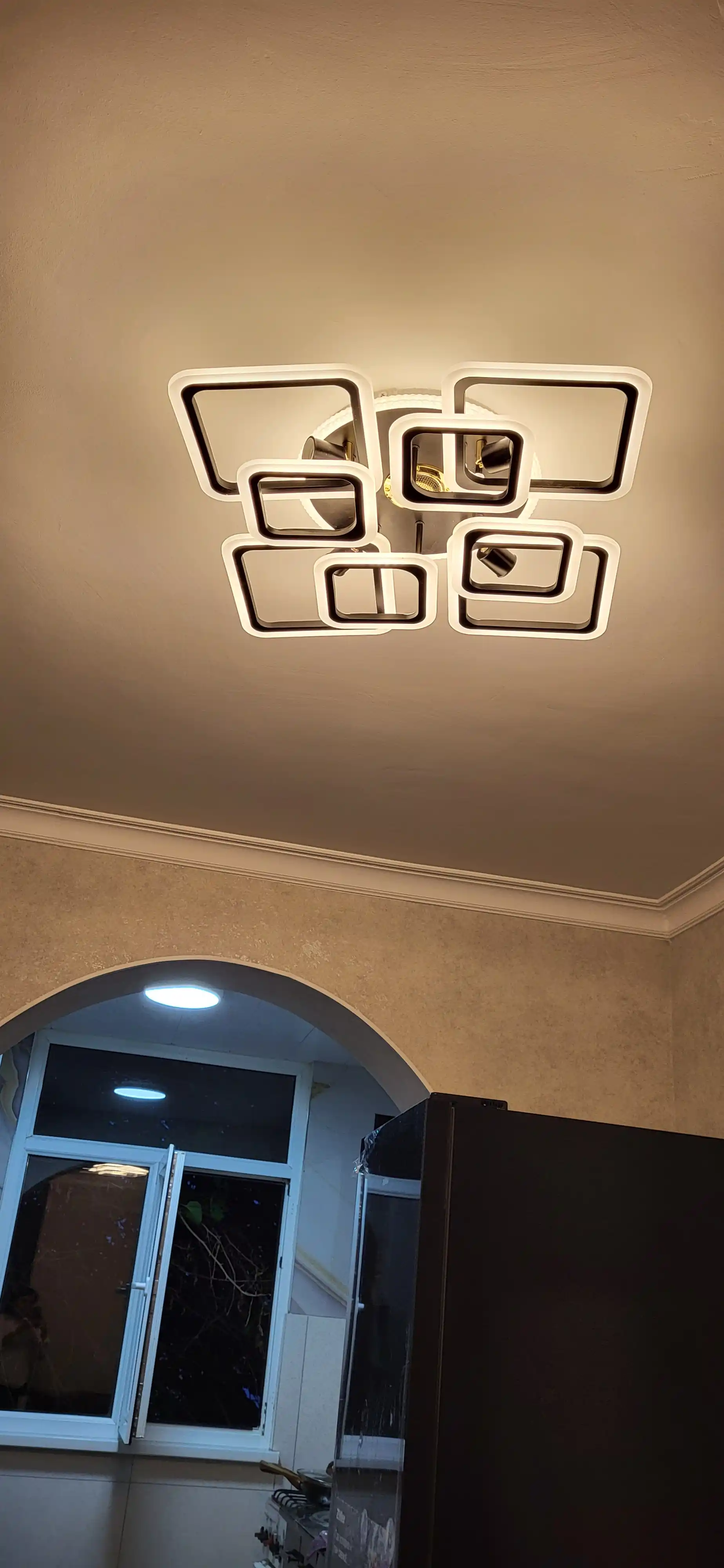 Zamonaviy shift LED lyustra, 4 ta patron, 5 ta yoritish rejimi, 25 m² gacha yoritish