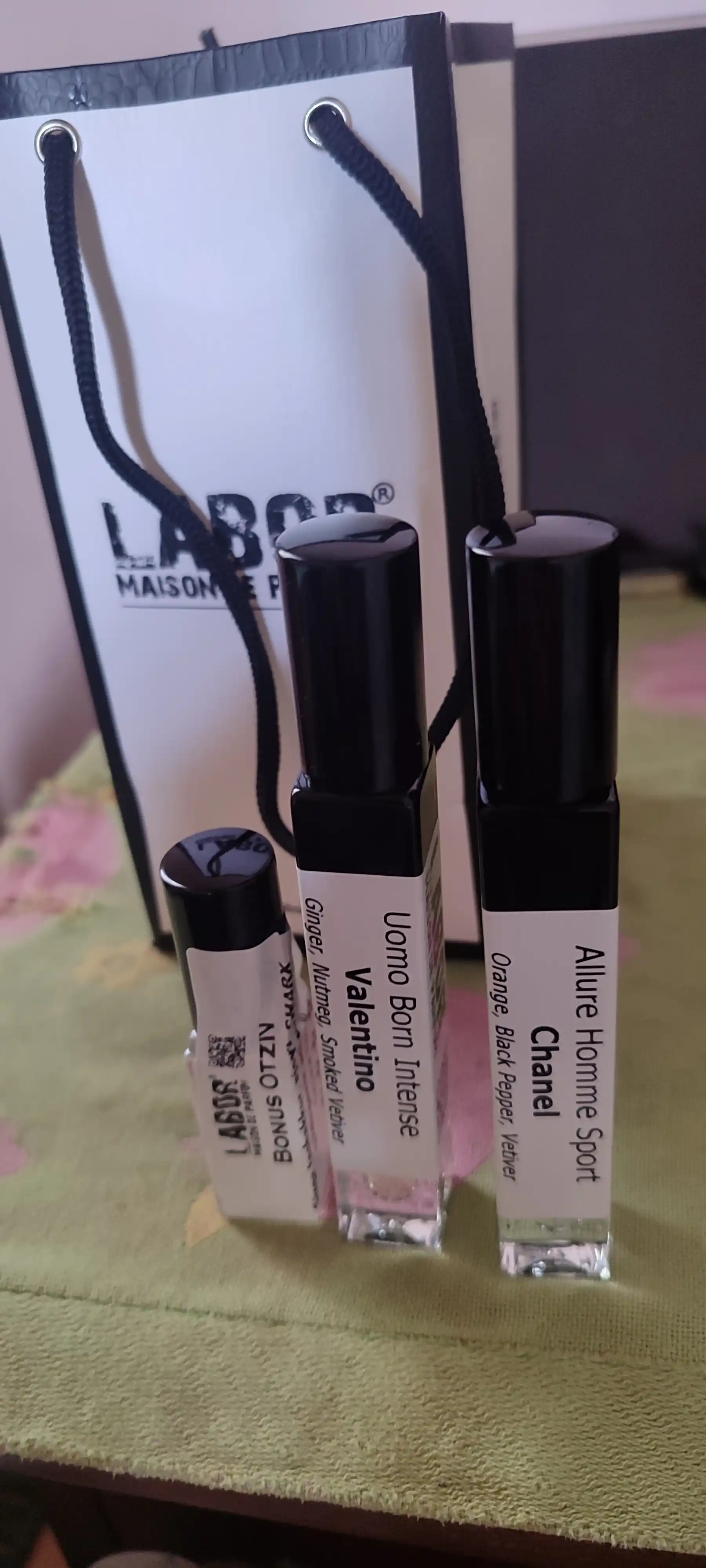 Uomo Born Intense Valentino erkaklar parfyumi refil formatida, LABOR Parfumdan flakonlarda