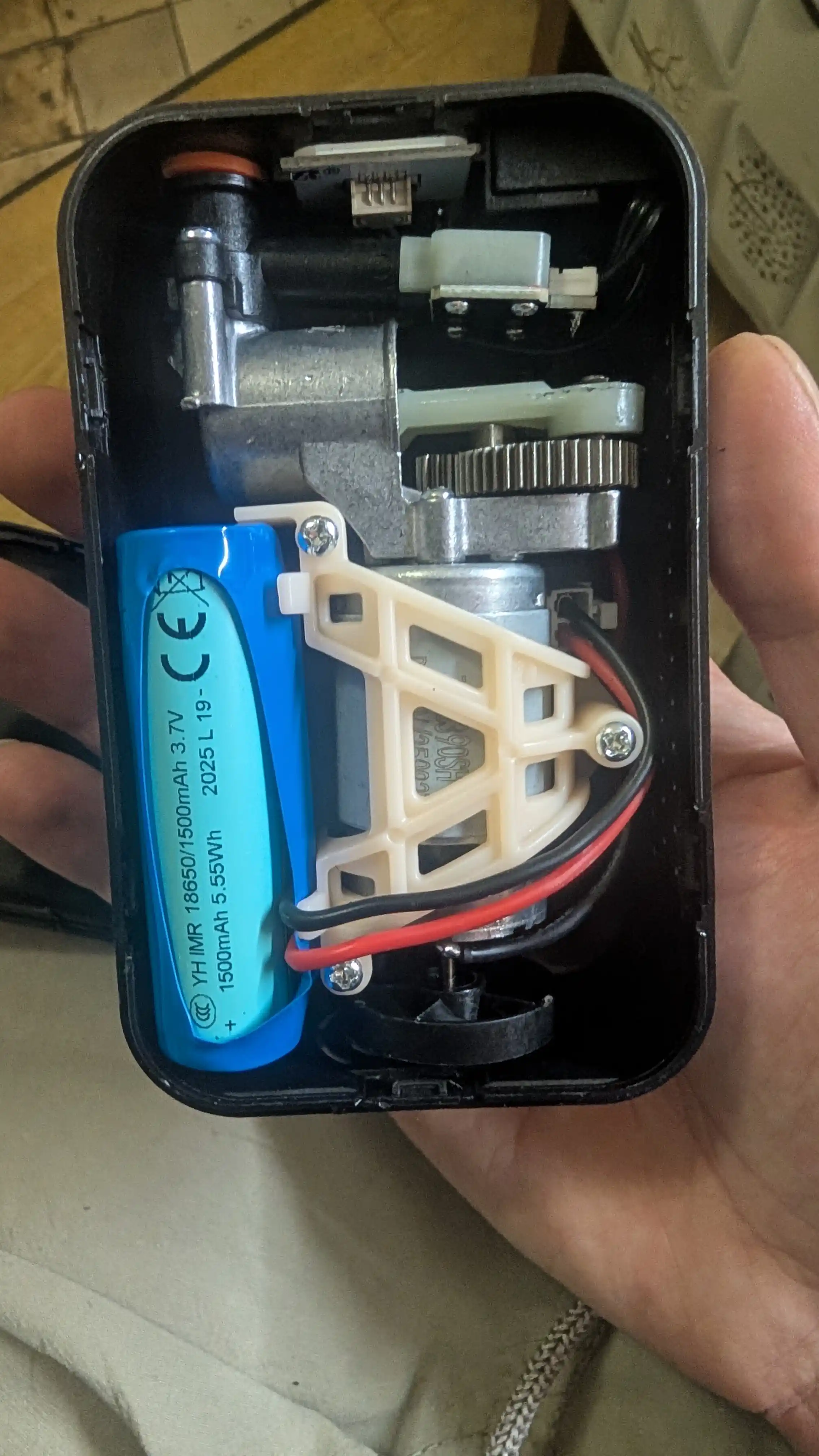 Portativ nasos-kompressor ST-221, 150 PSI, fonarik va akkumulyator bilan
