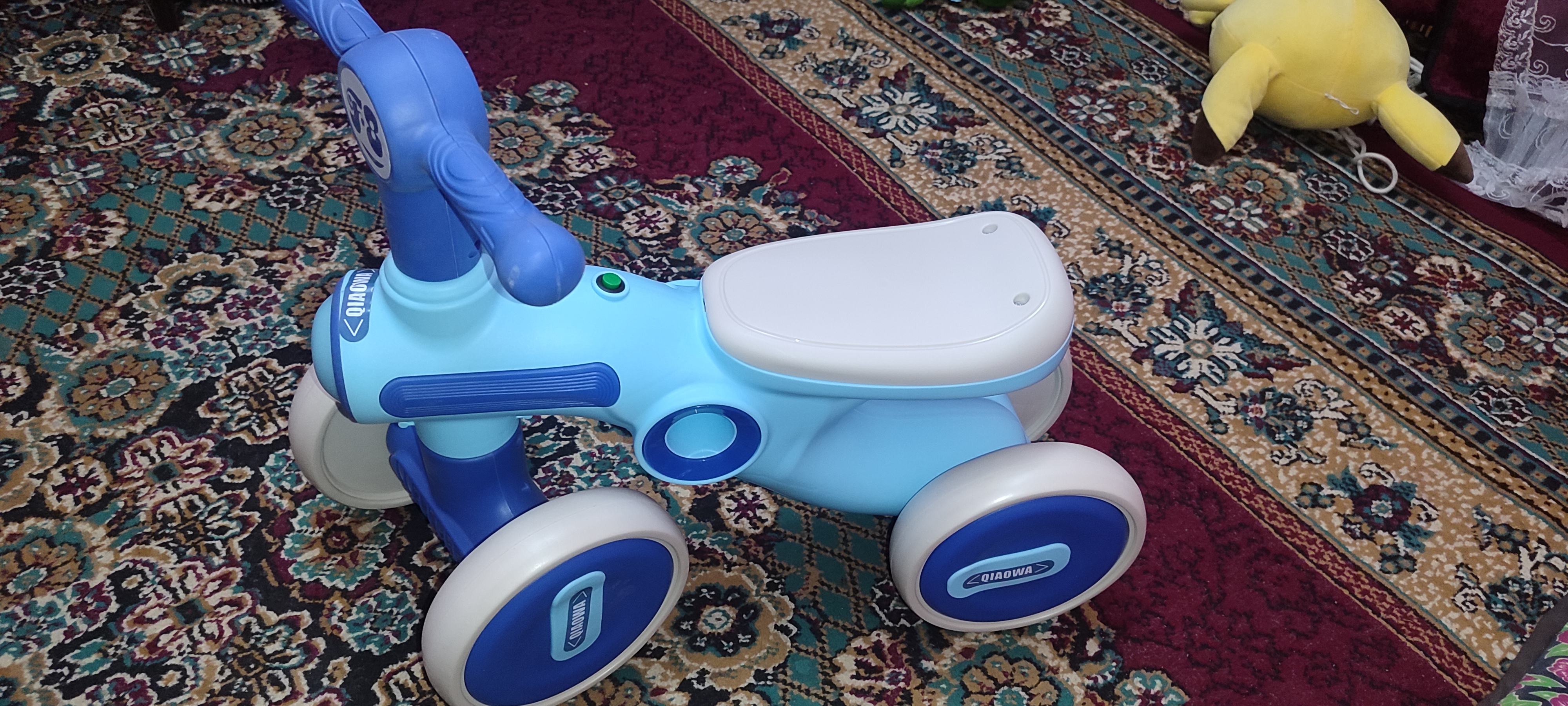 Bolalar to‘rt g‘ildirakli muvozanatlovchi velosipedi, pedalsiz, tolokar, aravacha