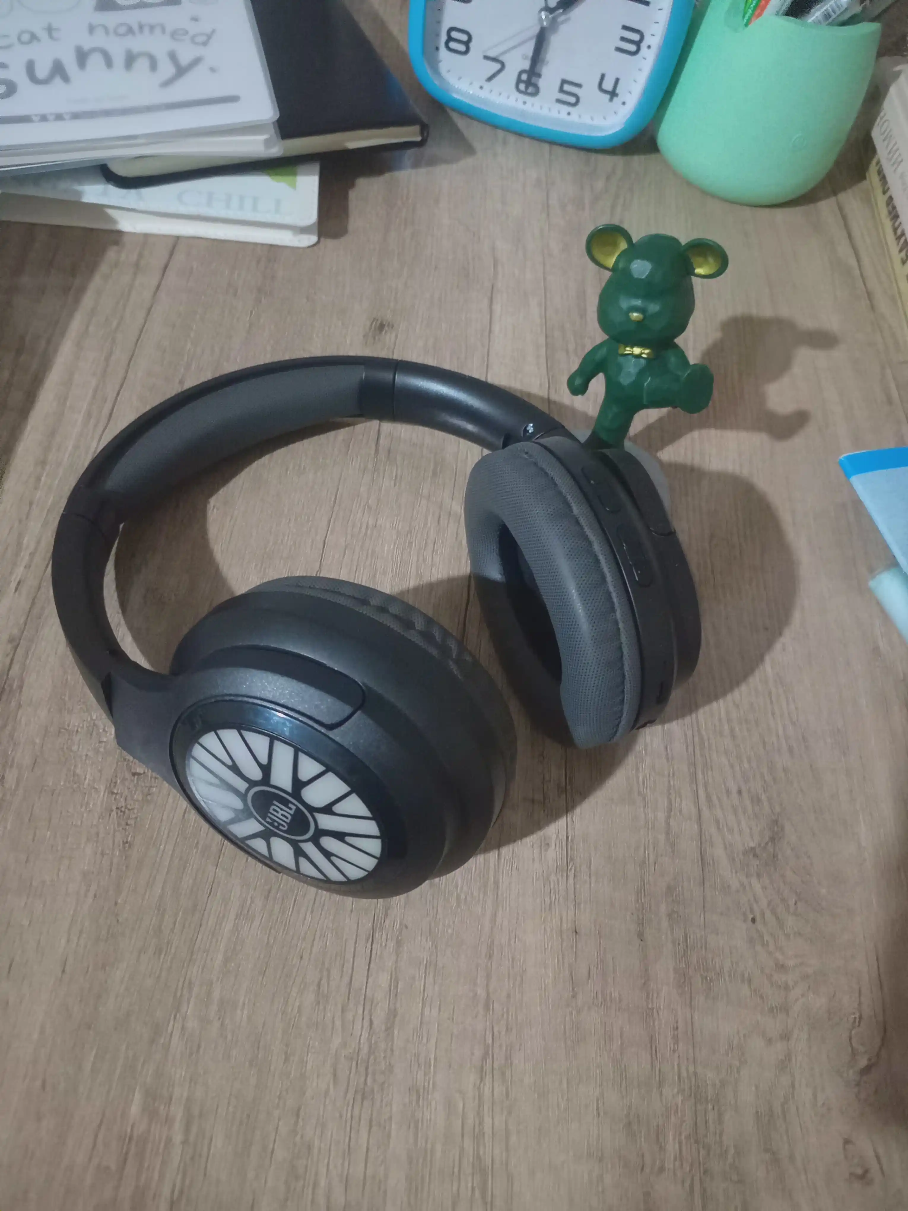 Chuqur bass va shovqinsiz JBL LIVE58 NC simsiz quloqchinlari 
