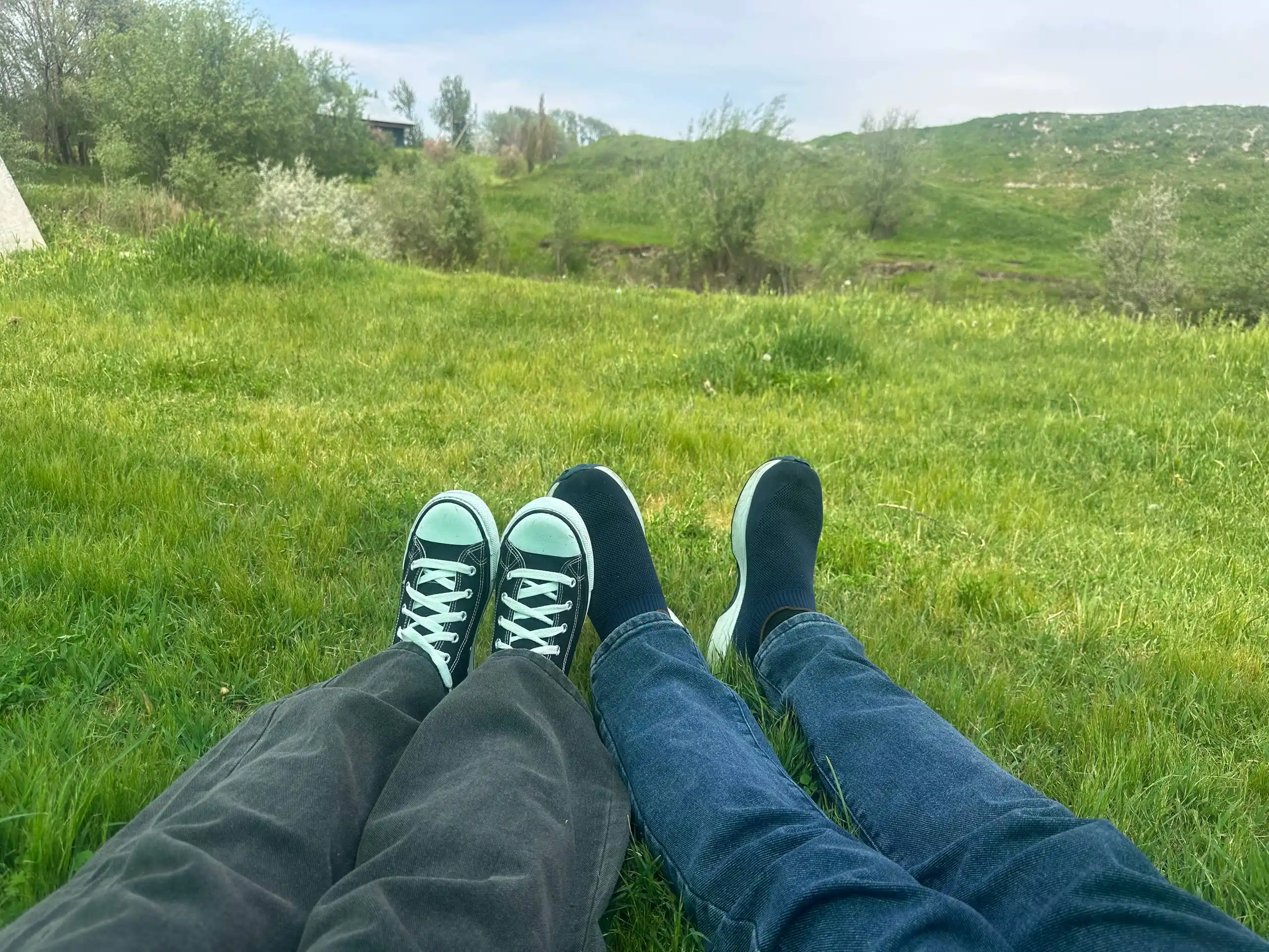 Ayollar uchun baland belli mom jeans – turli rangdagi denim shimlar, jinsi shimlar
