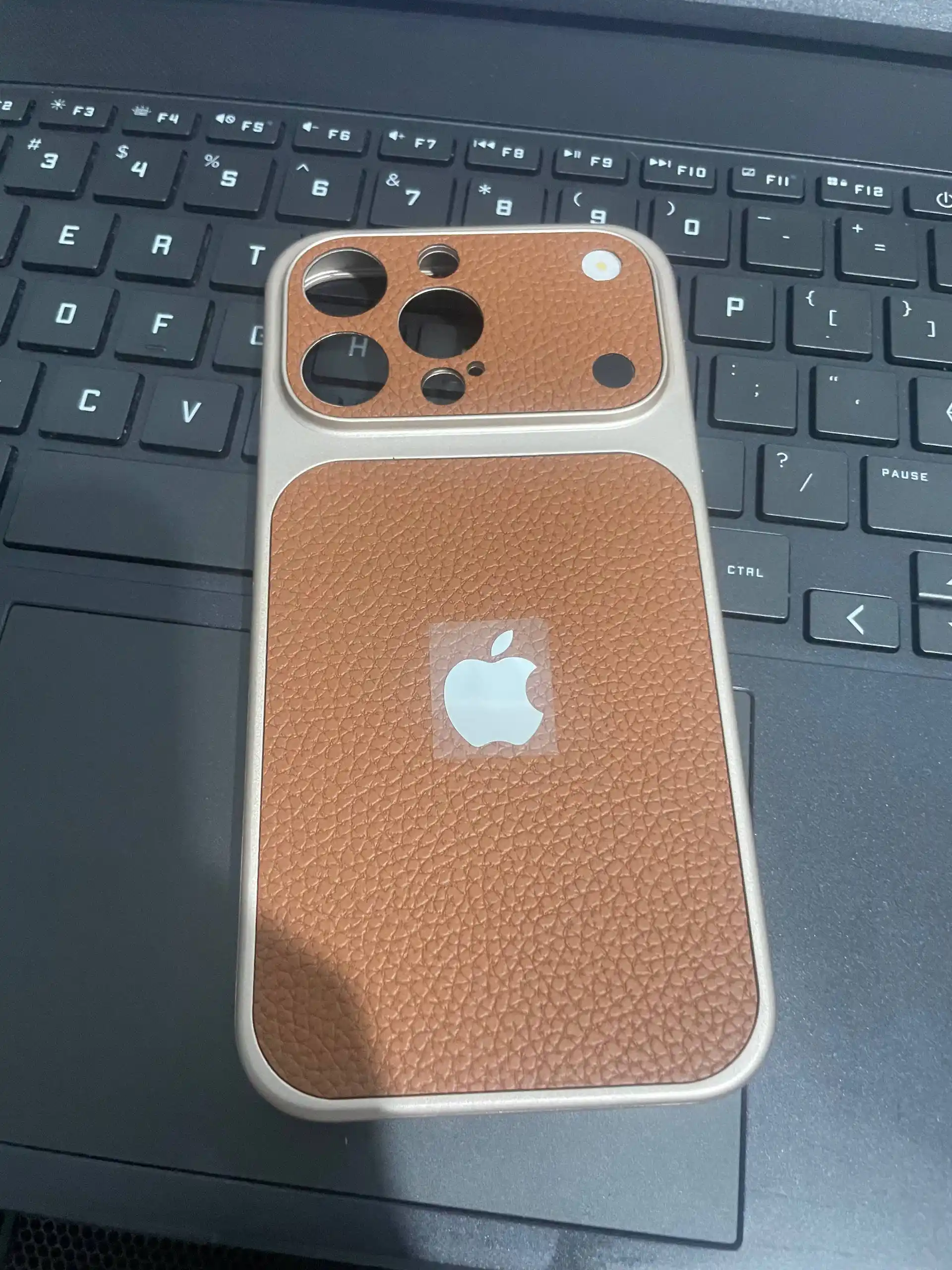 IPhone 17 Pro uslubida chexol iPhone Pro va Pro Max uchun
