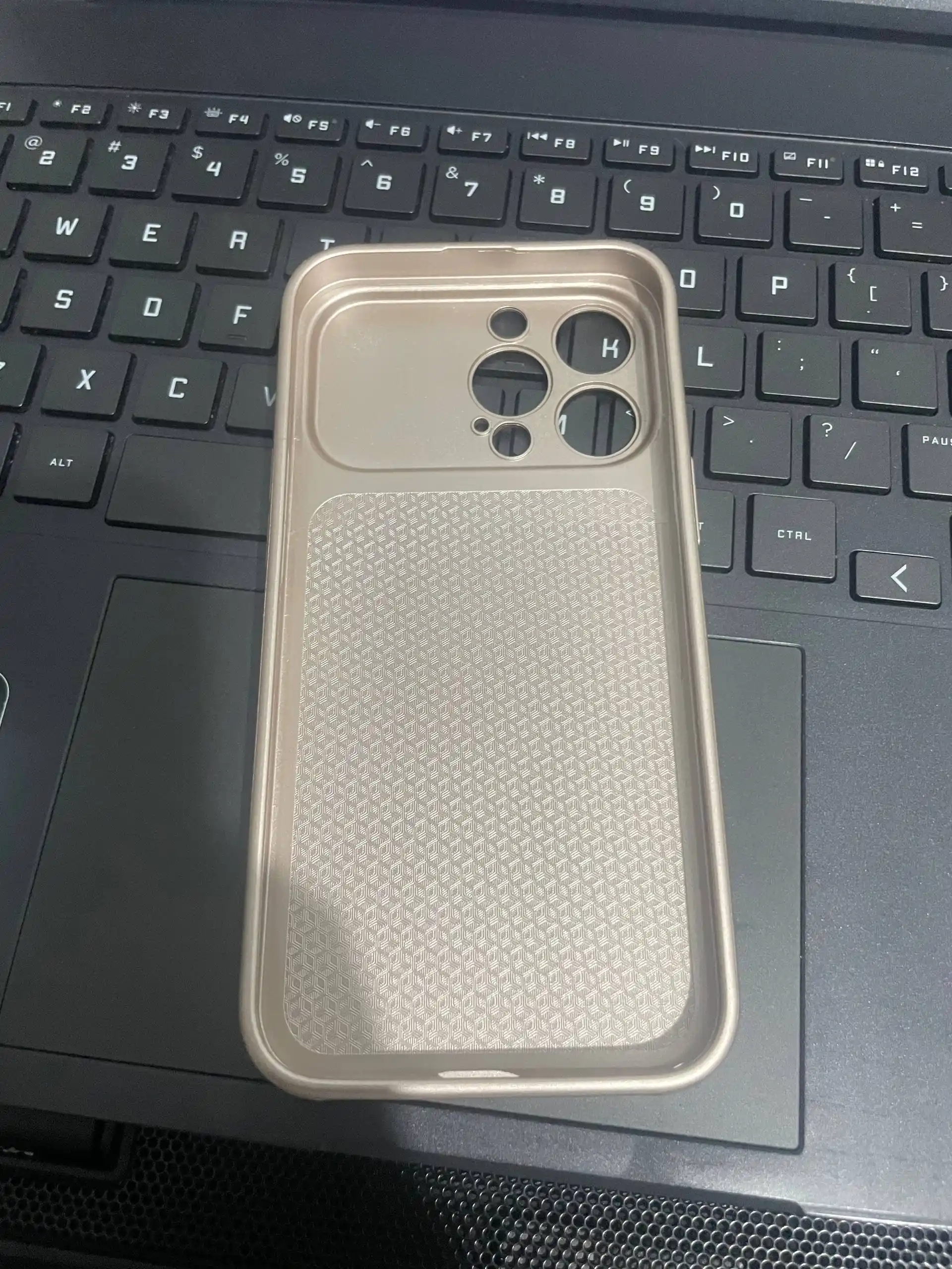 IPhone 17 Pro uslubida chexol iPhone Pro va Pro Max uchun