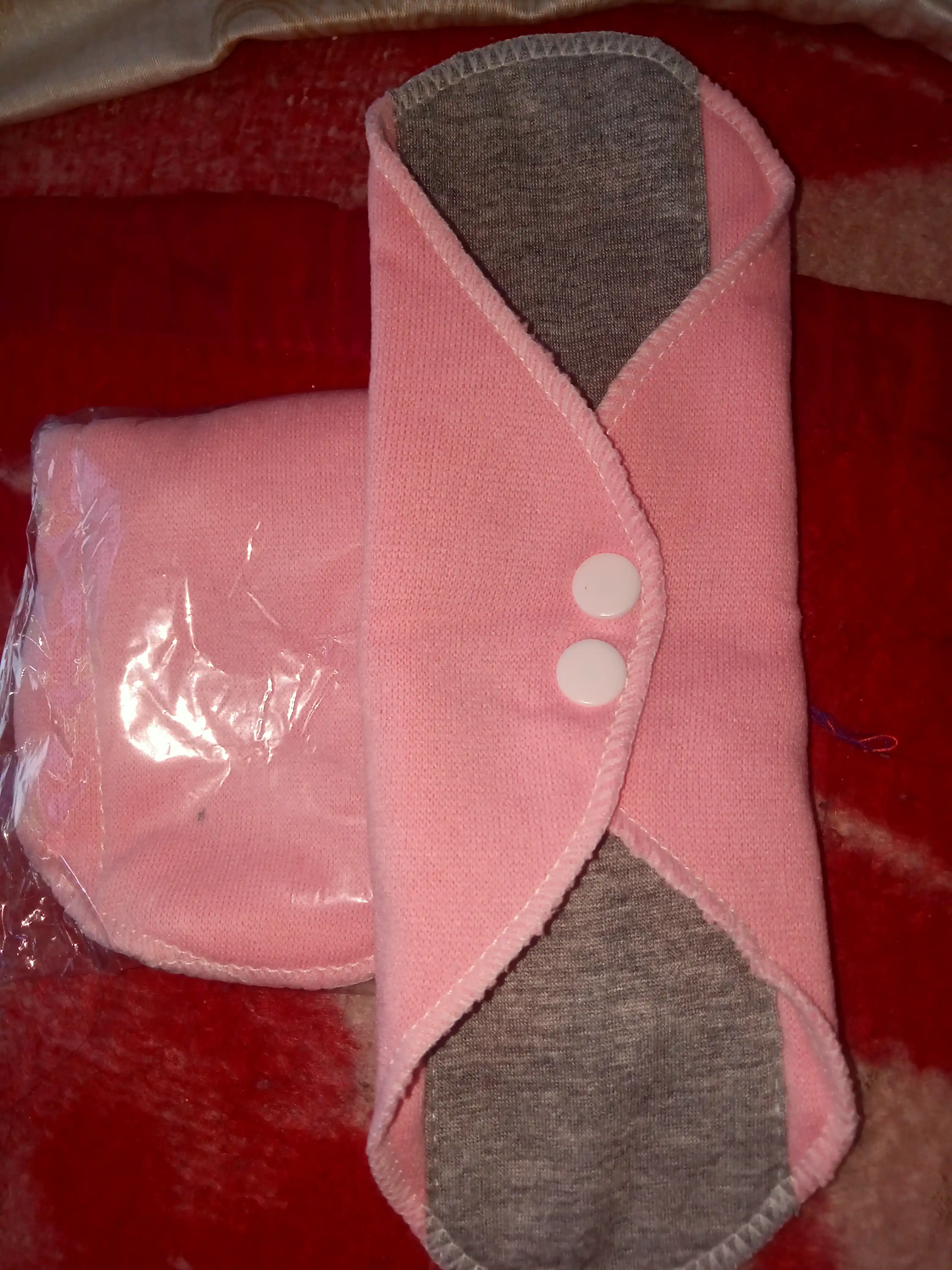 Ko‘p marta ishlatiladigan ayollar, paxta, suv o‘tkazmaydigan, yumshoq, antibakterial prokladkalar