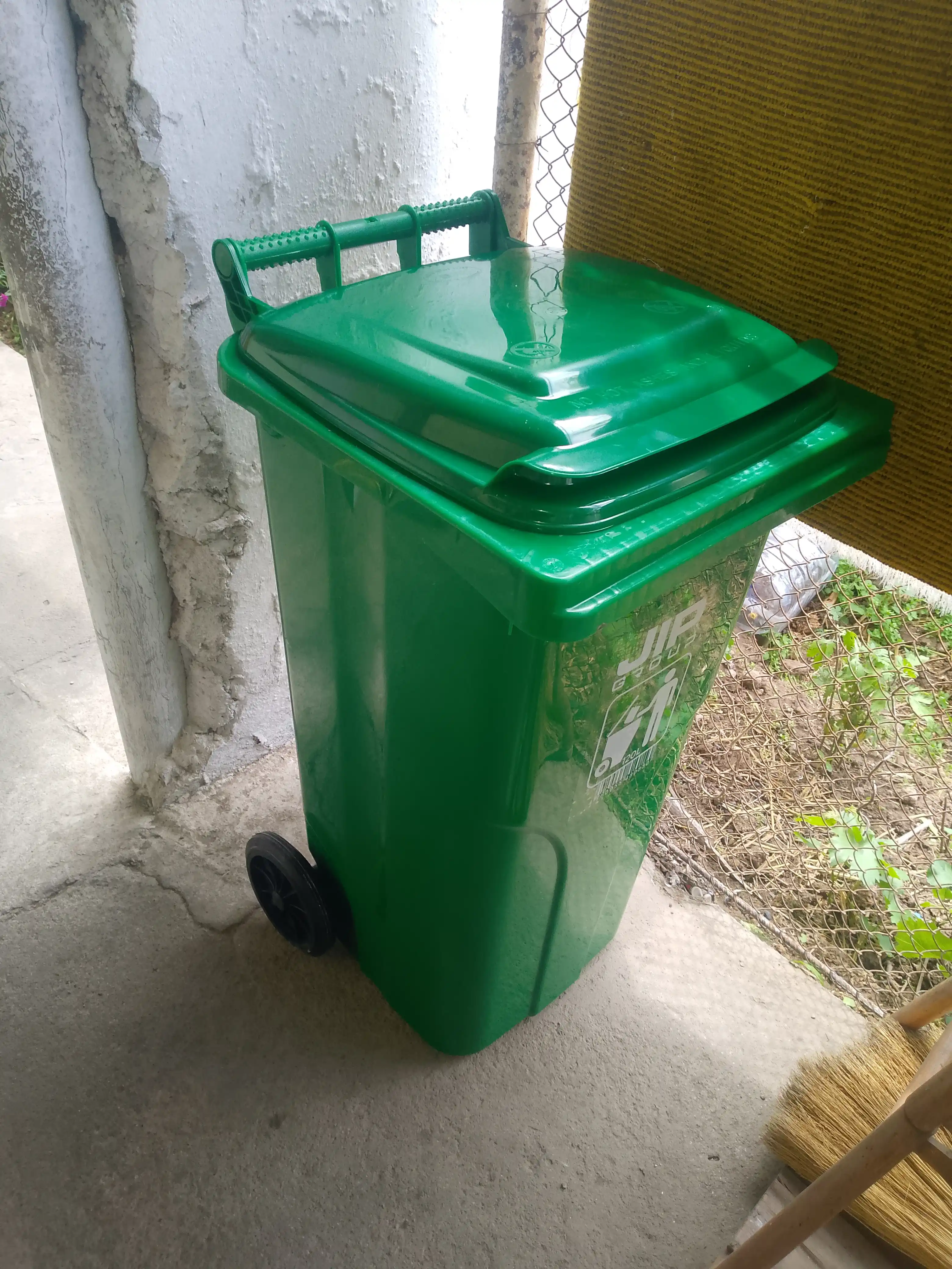 Chiqindi uchun plastik urna, chiqindi idishi, g'ildirakli