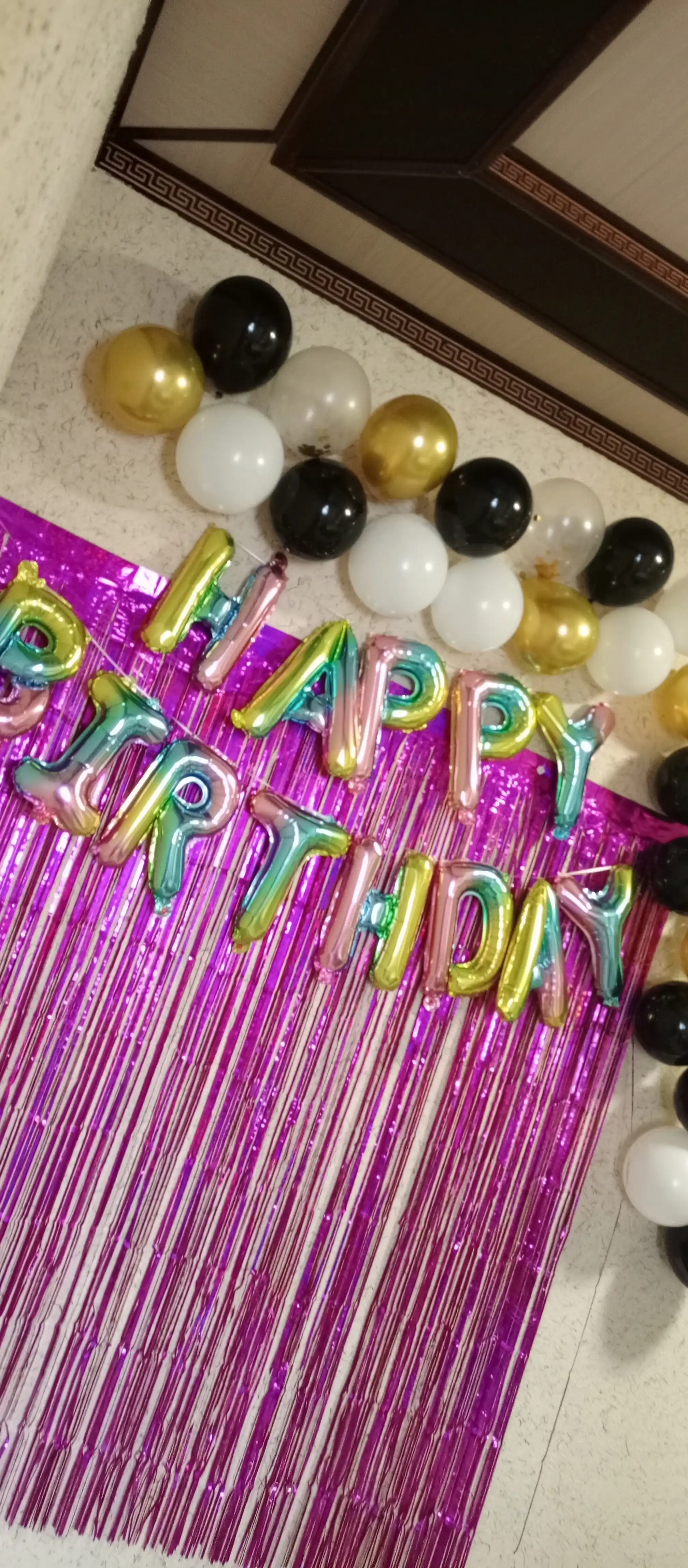 Happy Birthday harfli sharchalar, devordagi yozuv, fotozona uchun gulchambar