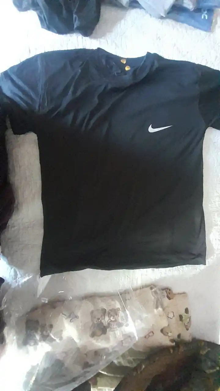 Erkaklar va ayollar yozgi futbolkasi