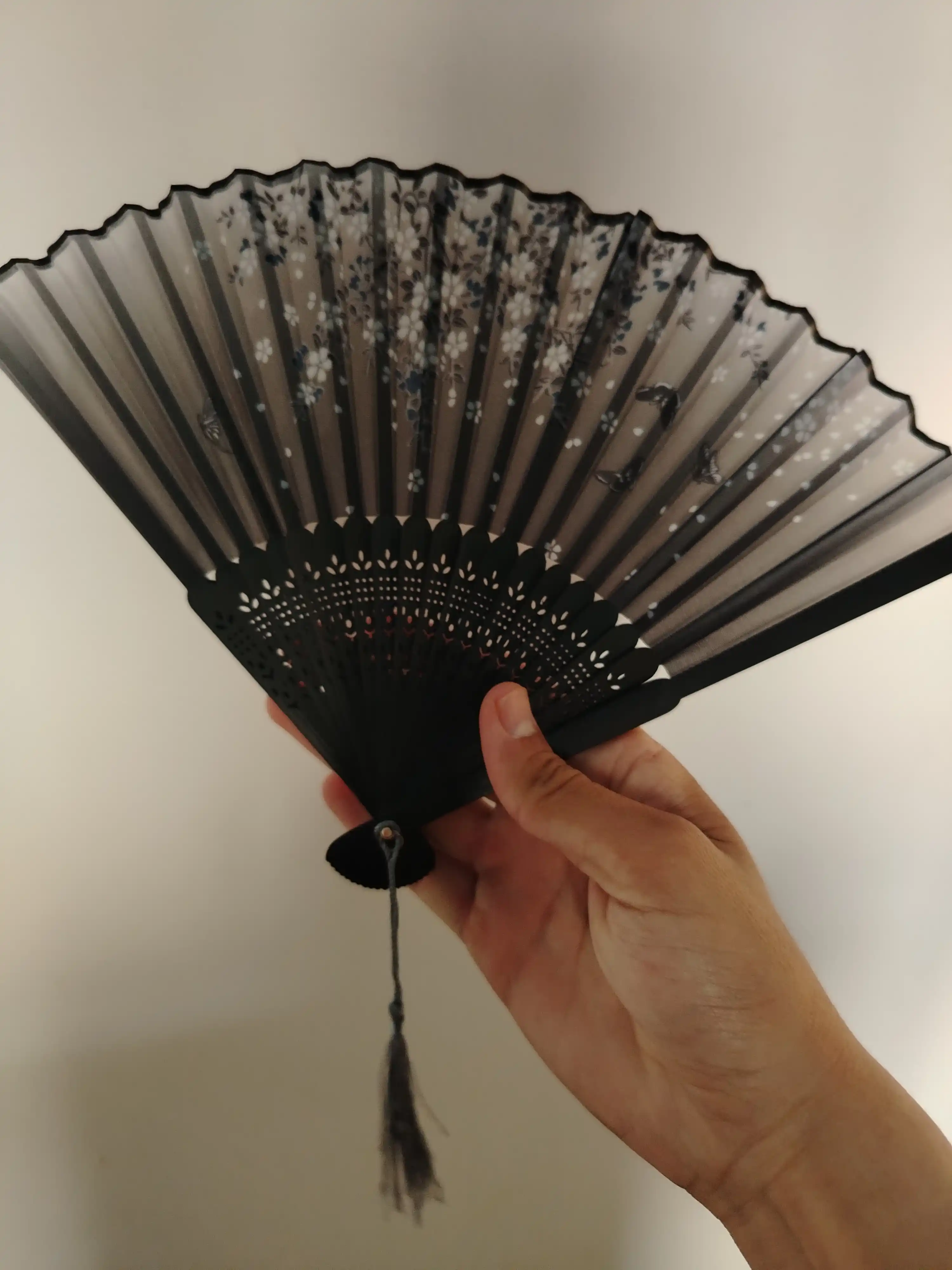 Milliy naqshli ayollarning noodatiy yig‘ma yelpig‘ichi