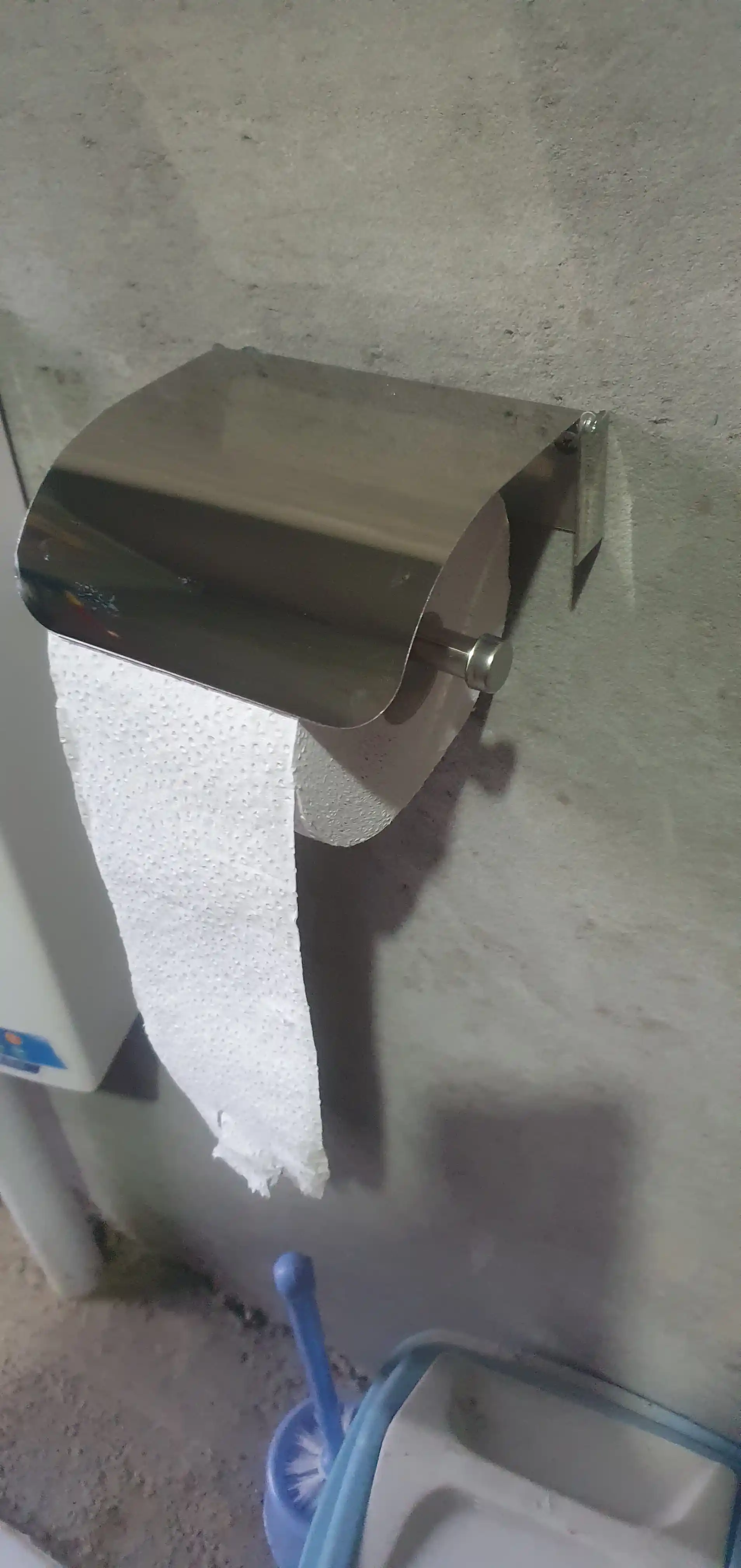 Tualet qog‘ozi ushlagichi jo‘ja dizaynli, devorga o‘rnatiladigan, plastik