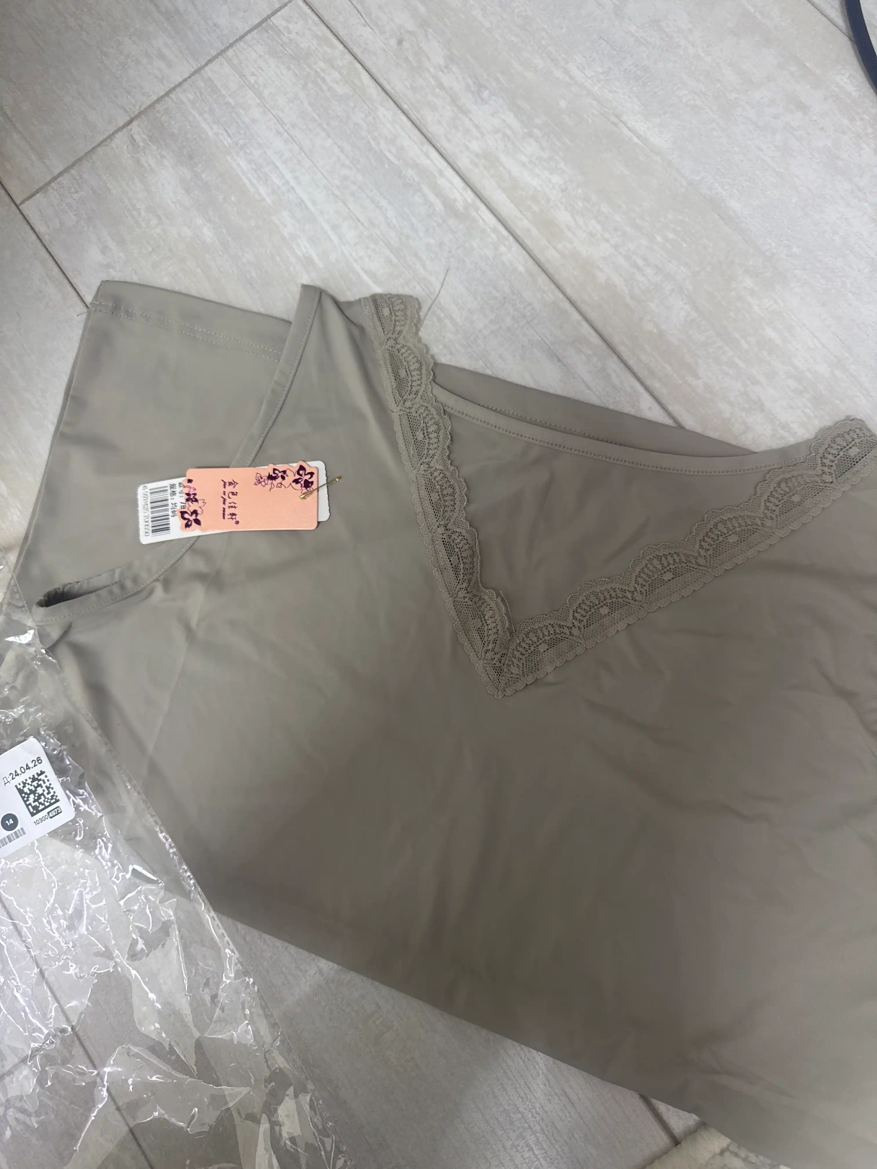 Ayollar uchun ipak (sholk) klassik top – nafis V-yoqali basic