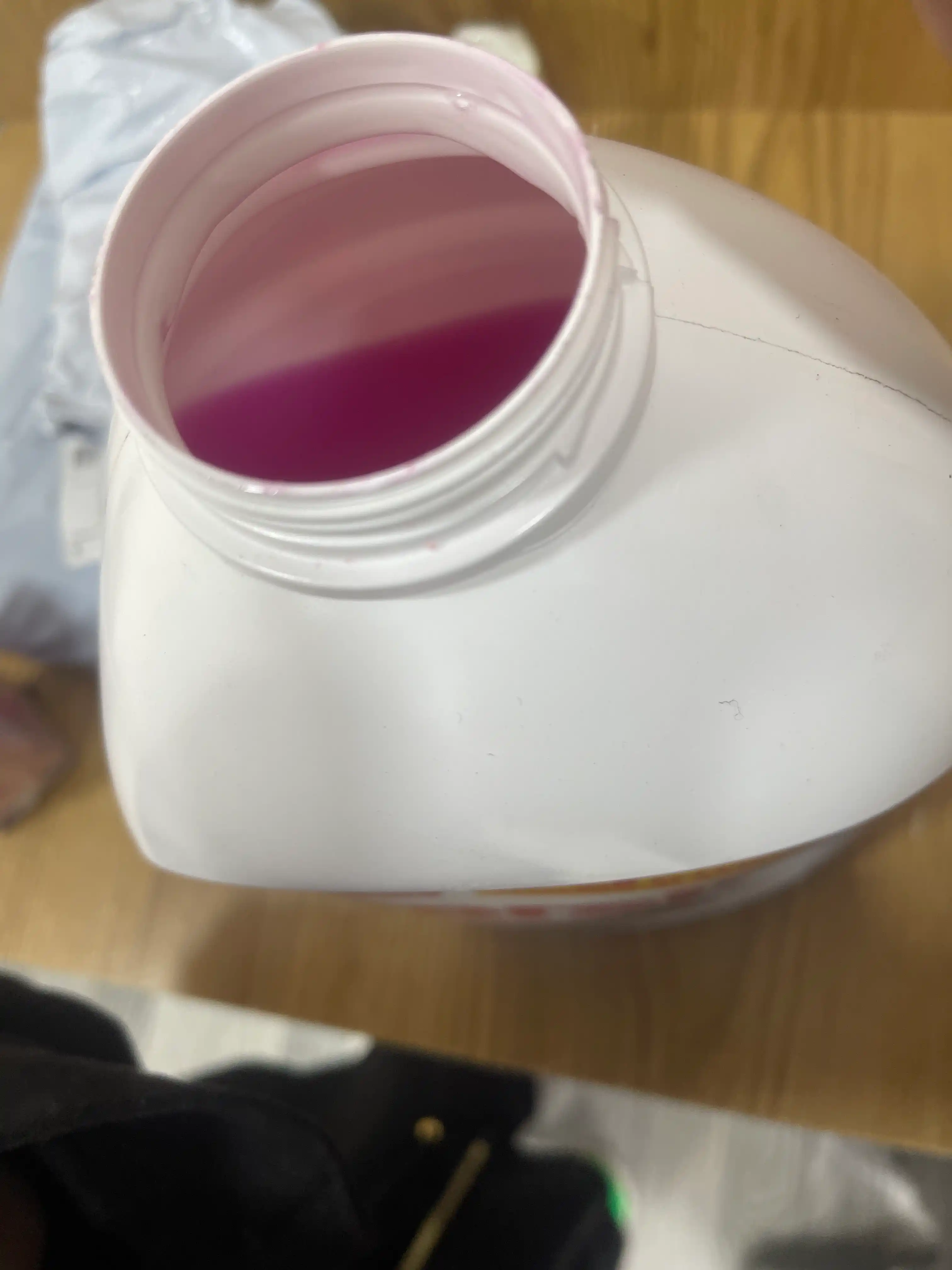 Vernel dan ishlab chiqarilgan oq va och rangli matolar uchun Persil Freshness kir yuvish geli, 3.9 l, 60 marta yuvish